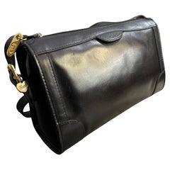 1980s Elegant Black Leather and Brass Shoulder Bag by Gucci