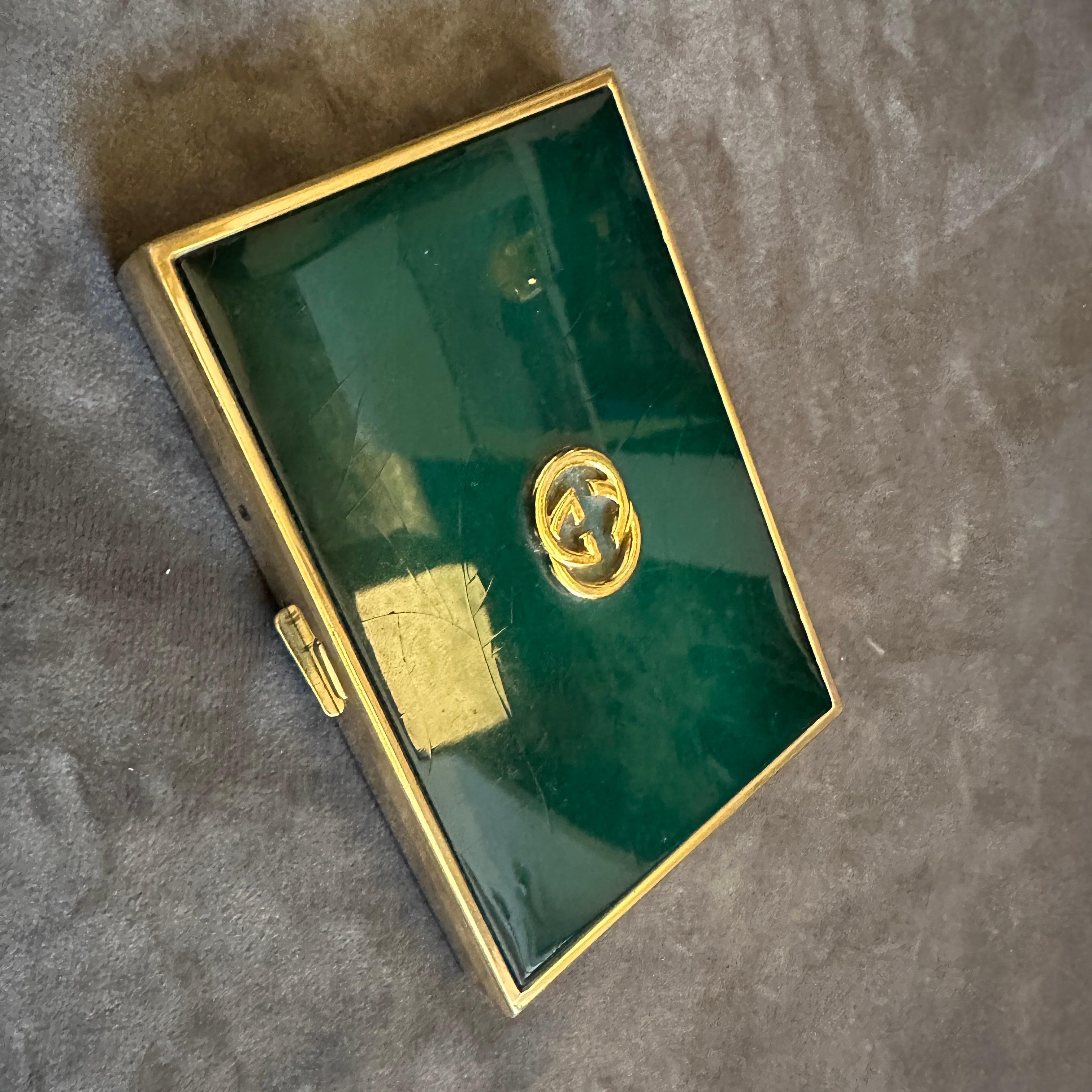 1980 Élégante boîte à cigarettes en laiton et émail vert par Gucci Florence en vente 3