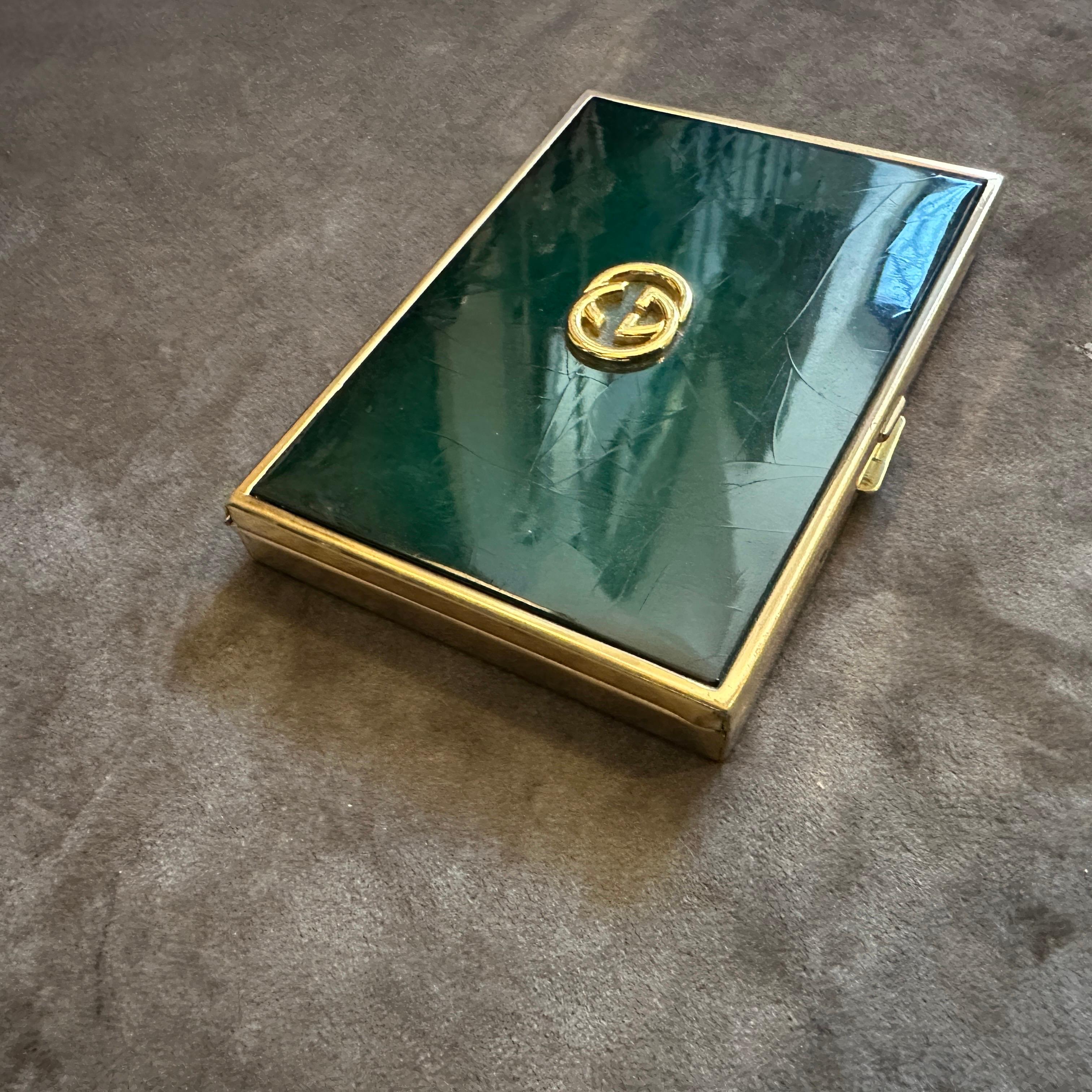Fait main 1980 Élégante boîte à cigarettes en laiton et émail vert par Gucci Florence en vente