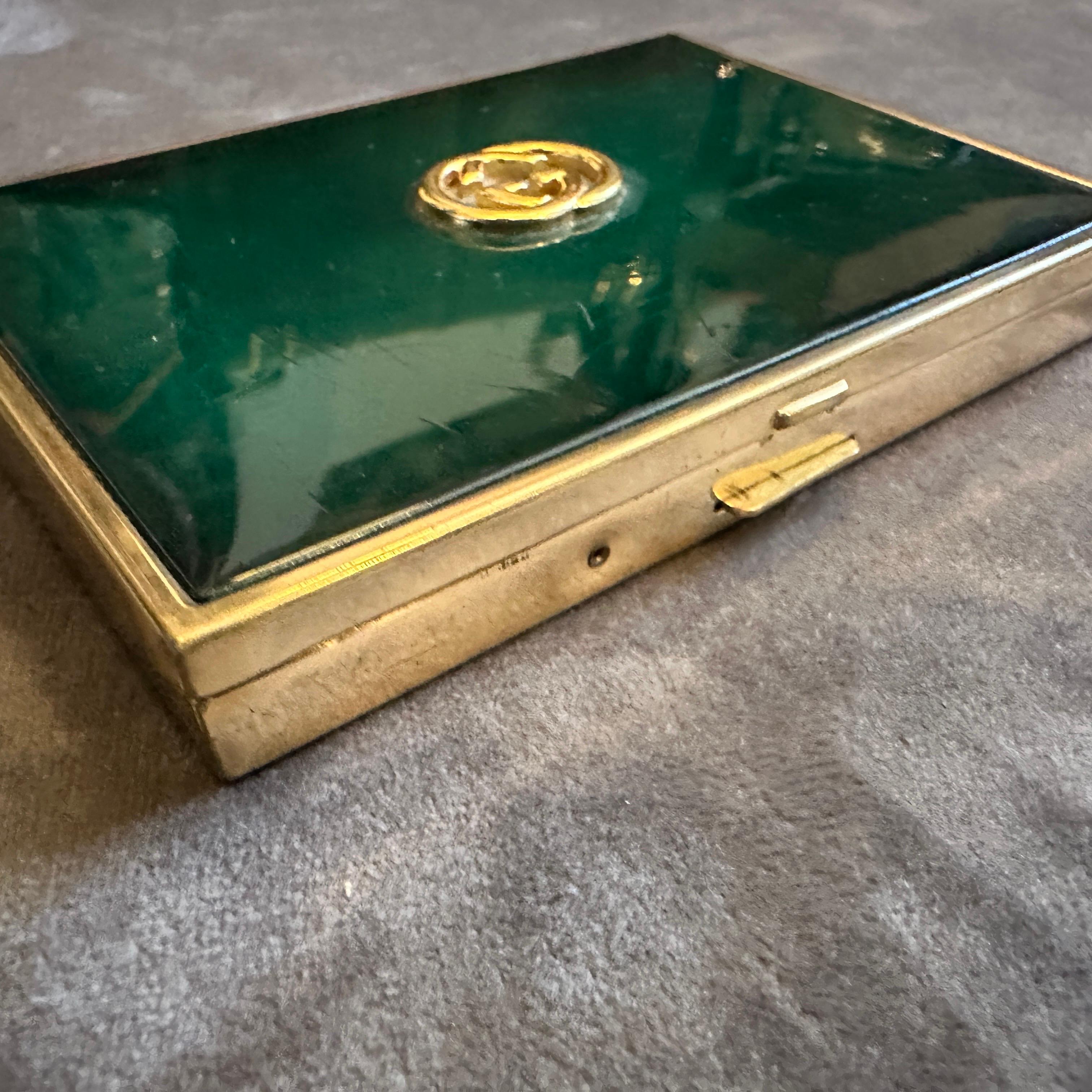 1980 Élégante boîte à cigarettes en laiton et émail vert par Gucci Florence Bon état - En vente à Aci Castello, IT