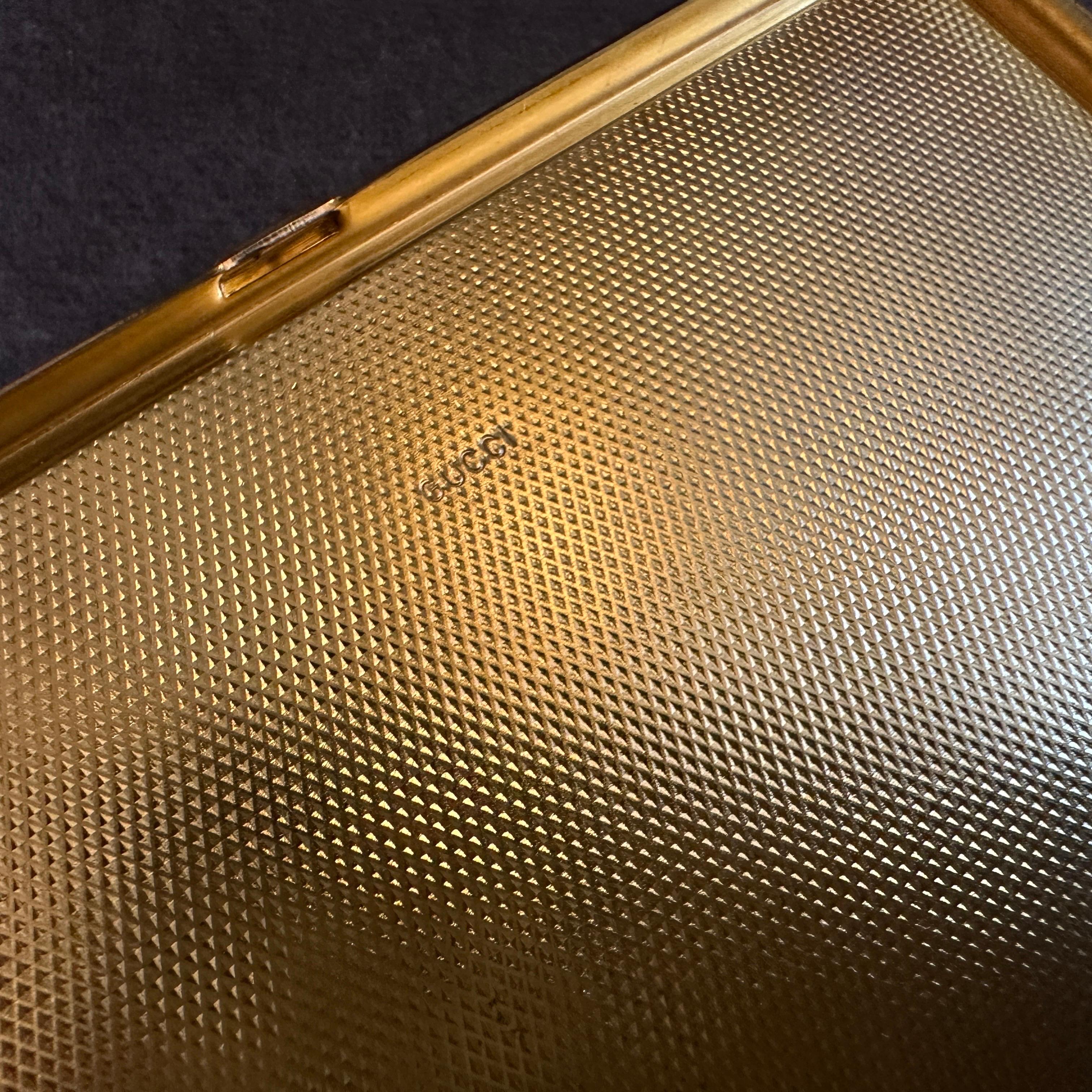 20ième siècle 1980 Élégante boîte à cigarettes en laiton et émail vert par Gucci Florence en vente