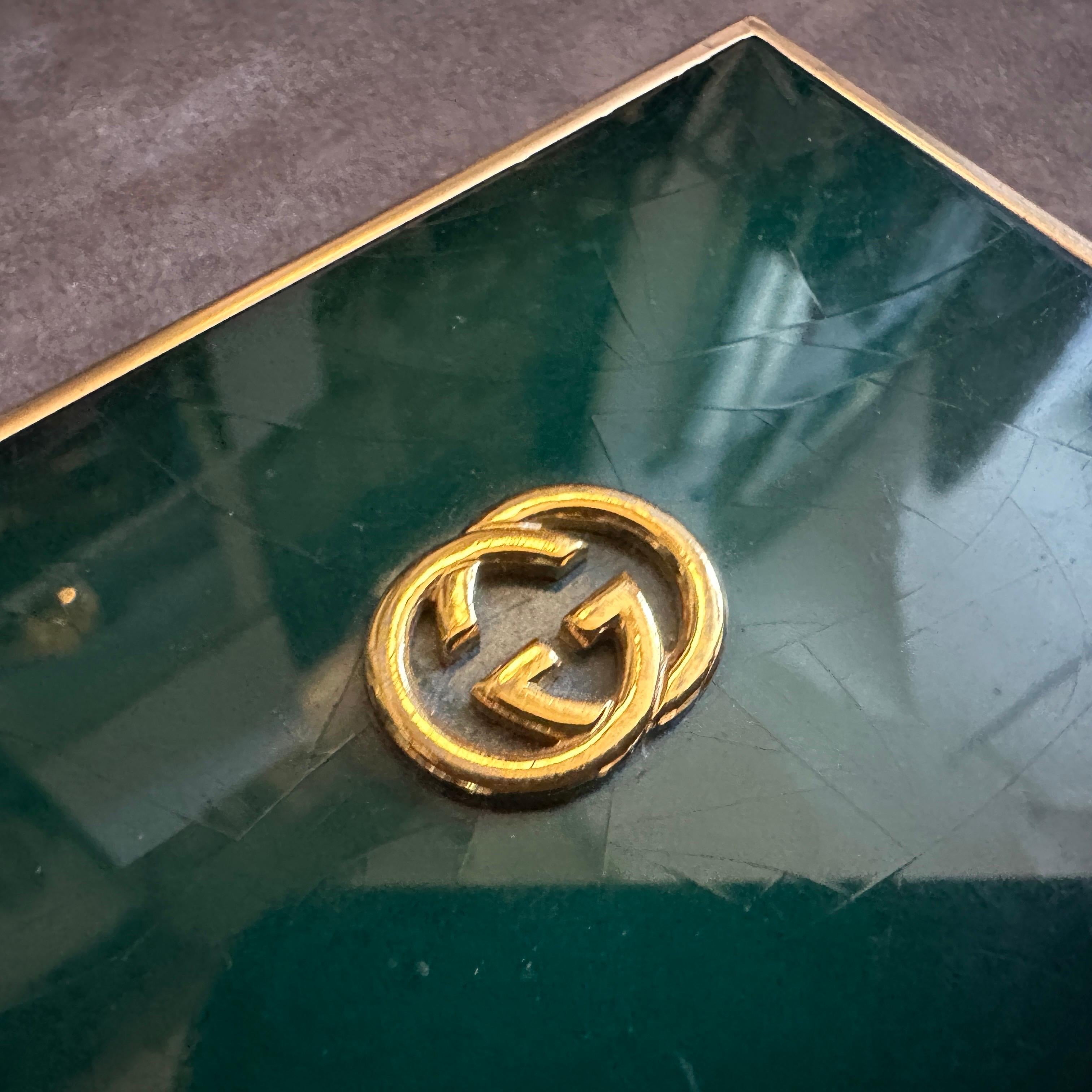 Laiton 1980 Élégante boîte à cigarettes en laiton et émail vert par Gucci Florence en vente