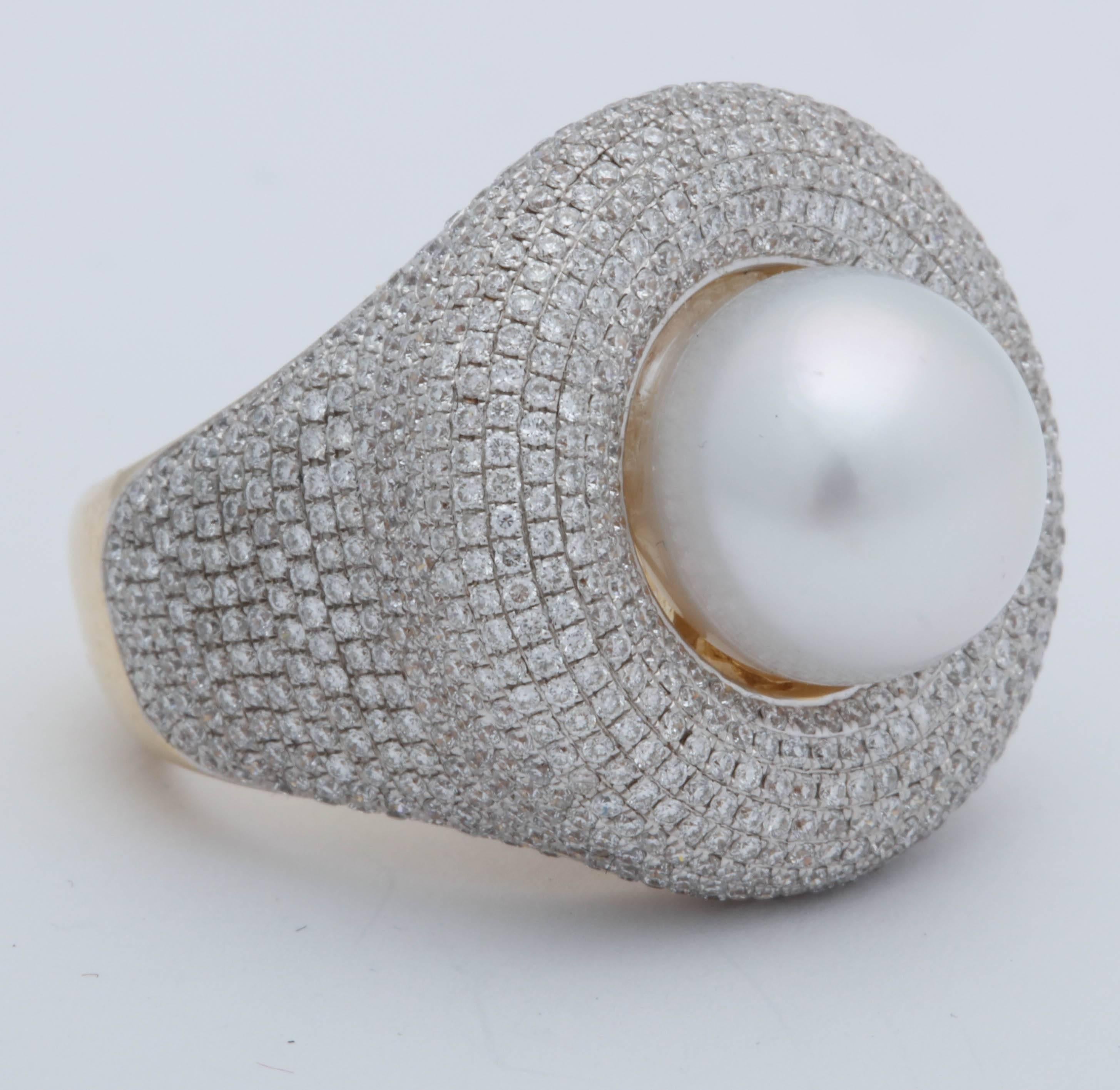1980s Elegant Cultured Pearl with Diamonds White and Yellow Gold Cocktail Ring In Good Condition In New York, NY