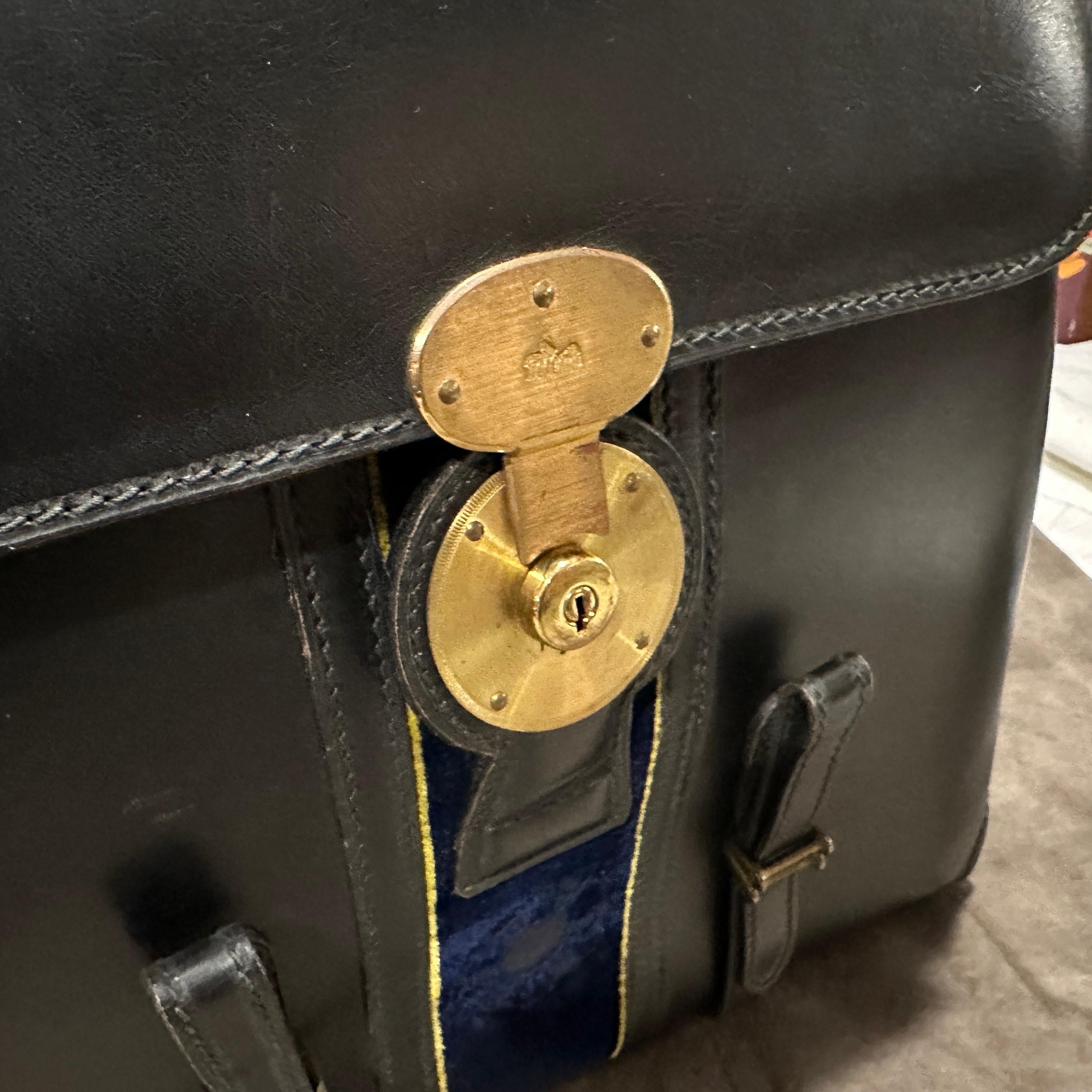 Eleganza anni '80 nella borsa a mano in pelle e velluto blu di Roberta Di Camerino in vendita 6