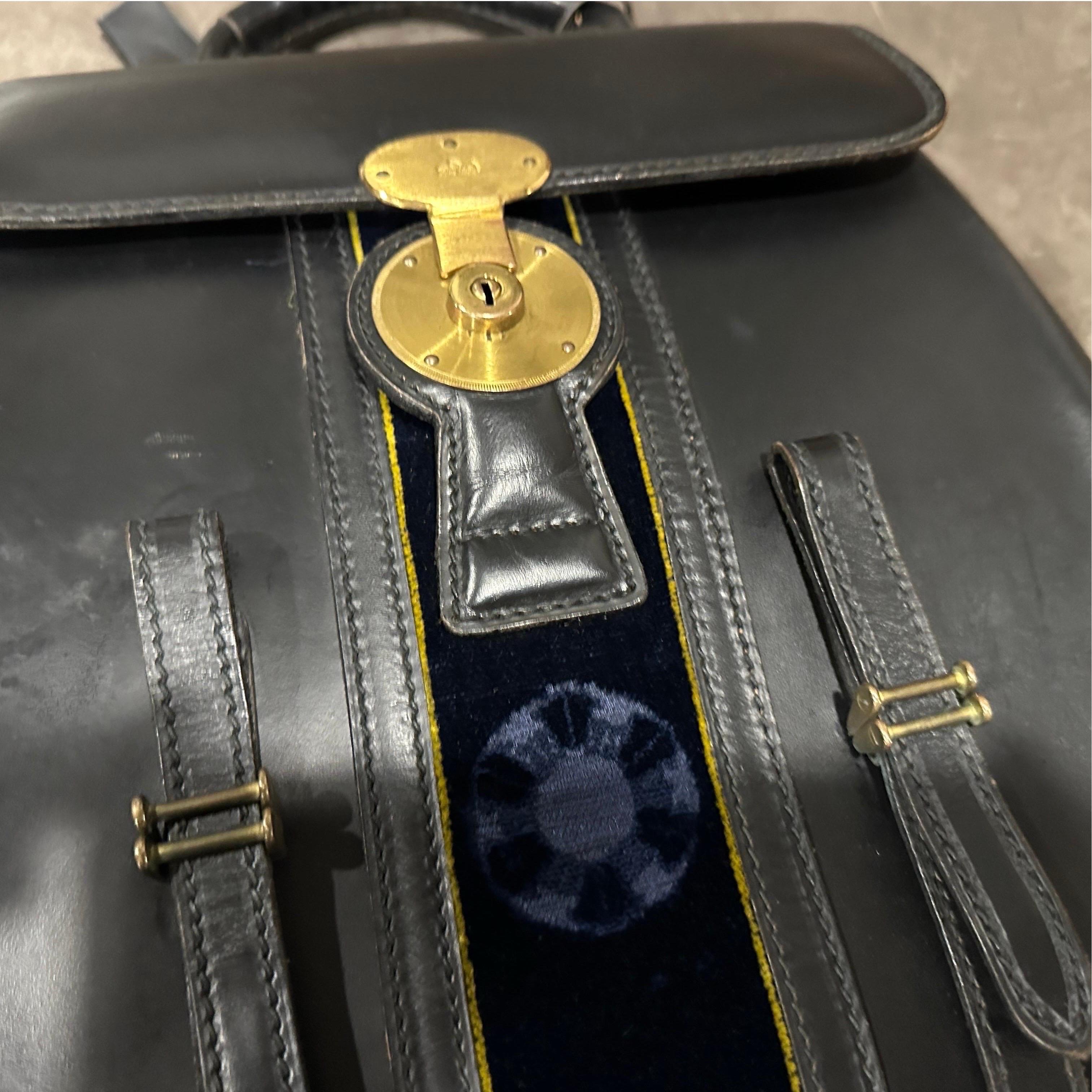 Eleganza anni '80 nella borsa a mano in pelle e velluto blu di Roberta Di Camerino in vendita 9