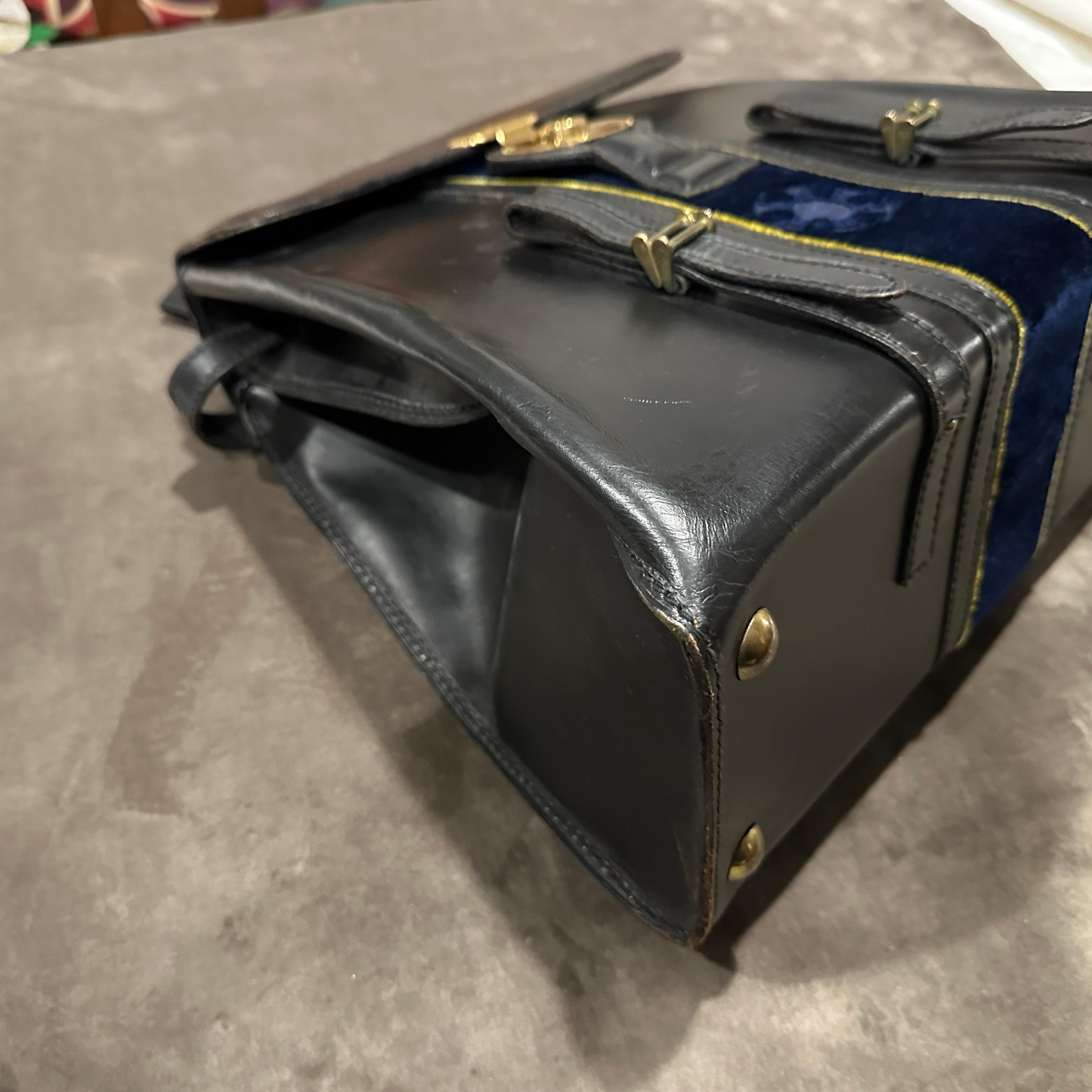 Eleganza anni '80 nella borsa a mano in pelle e velluto blu di Roberta Di Camerino in vendita 10