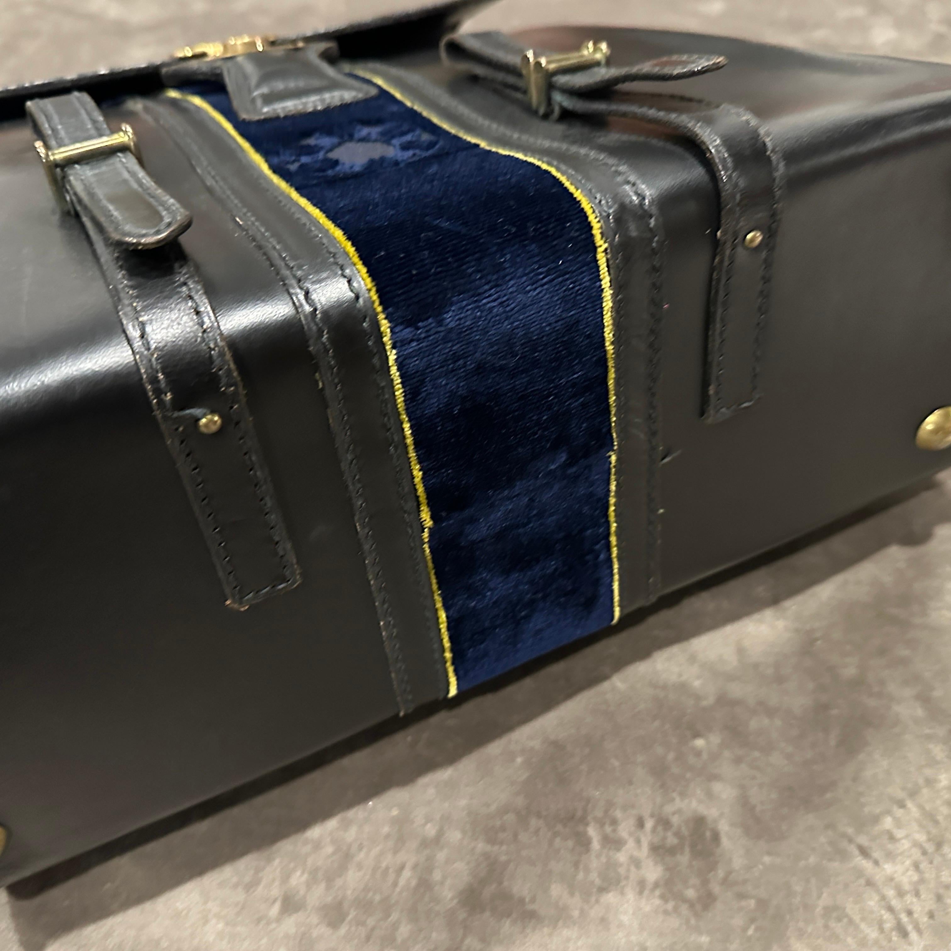 Eleganza anni '80 nella borsa a mano in pelle e velluto blu di Roberta Di Camerino in vendita 11