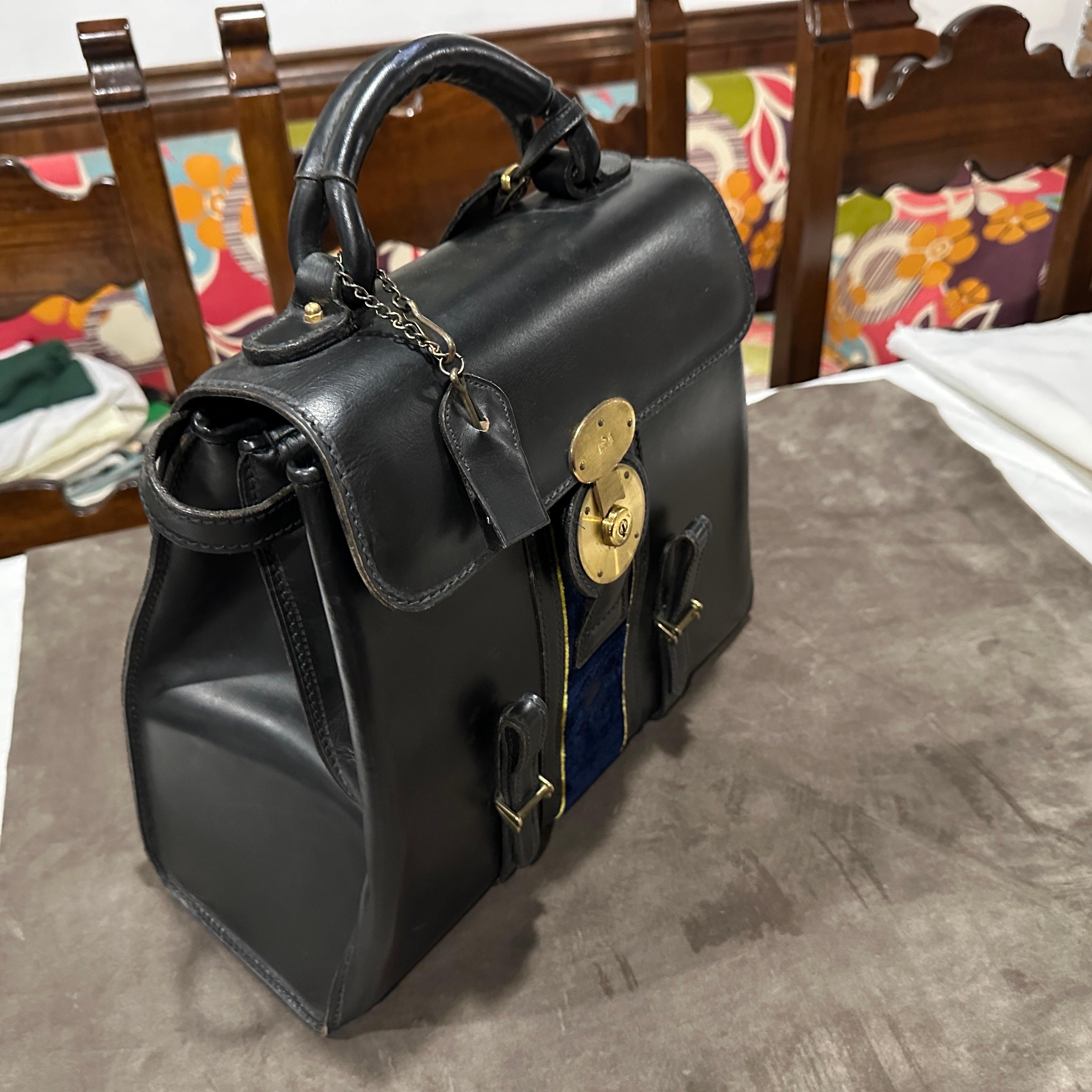 Nero Eleganza anni '80 nella borsa a mano in pelle e velluto blu di Roberta Di Camerino in vendita