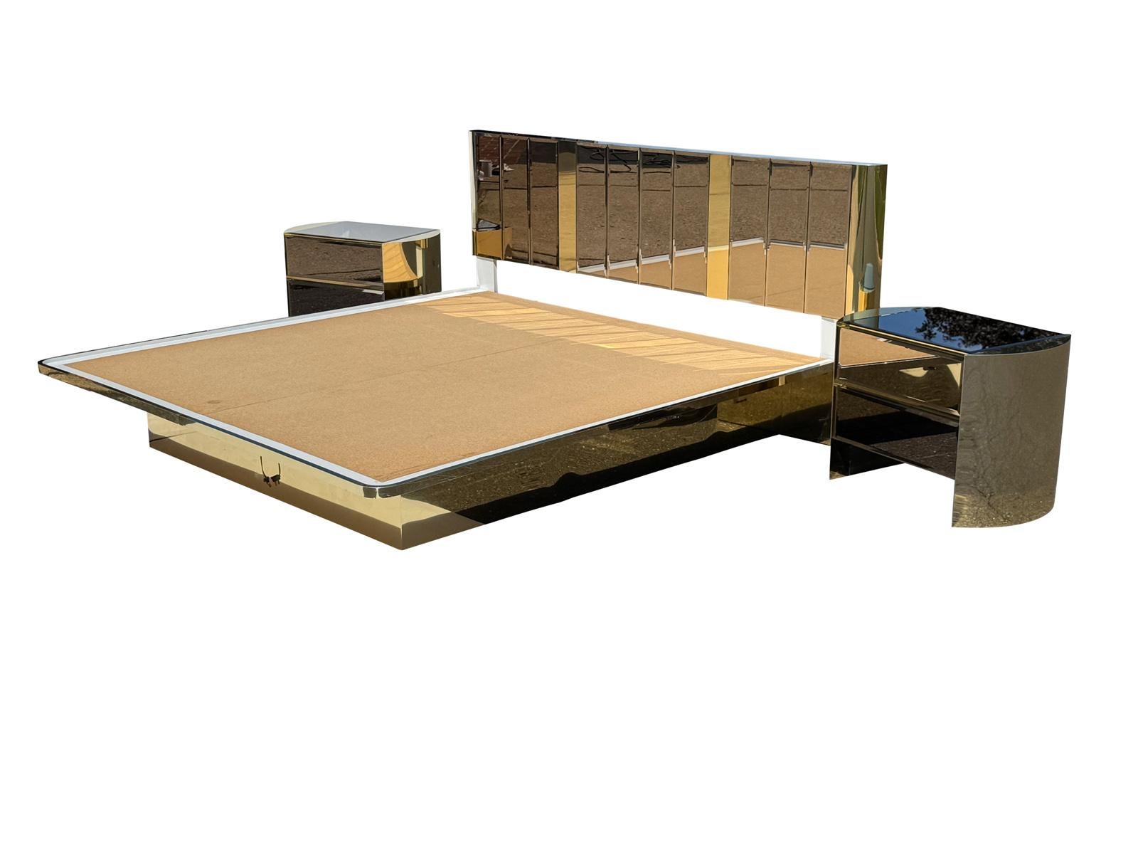 Postmoderno Letto in ottone fluttuante a specchio Ello illuminato del 1980, dimensione King in vendita