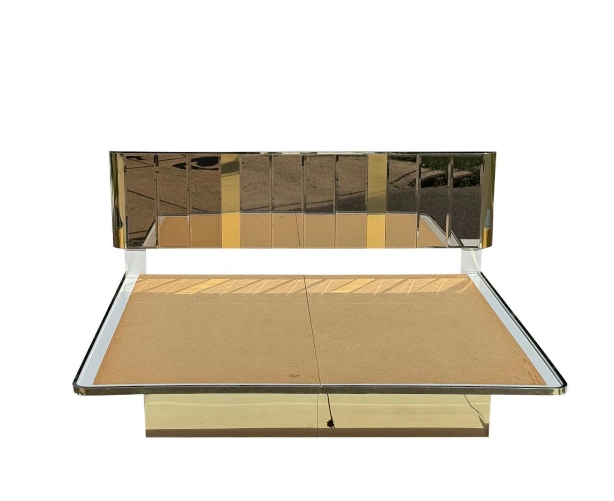 Americano Letto in ottone fluttuante a specchio Ello illuminato del 1980, dimensione King in vendita
