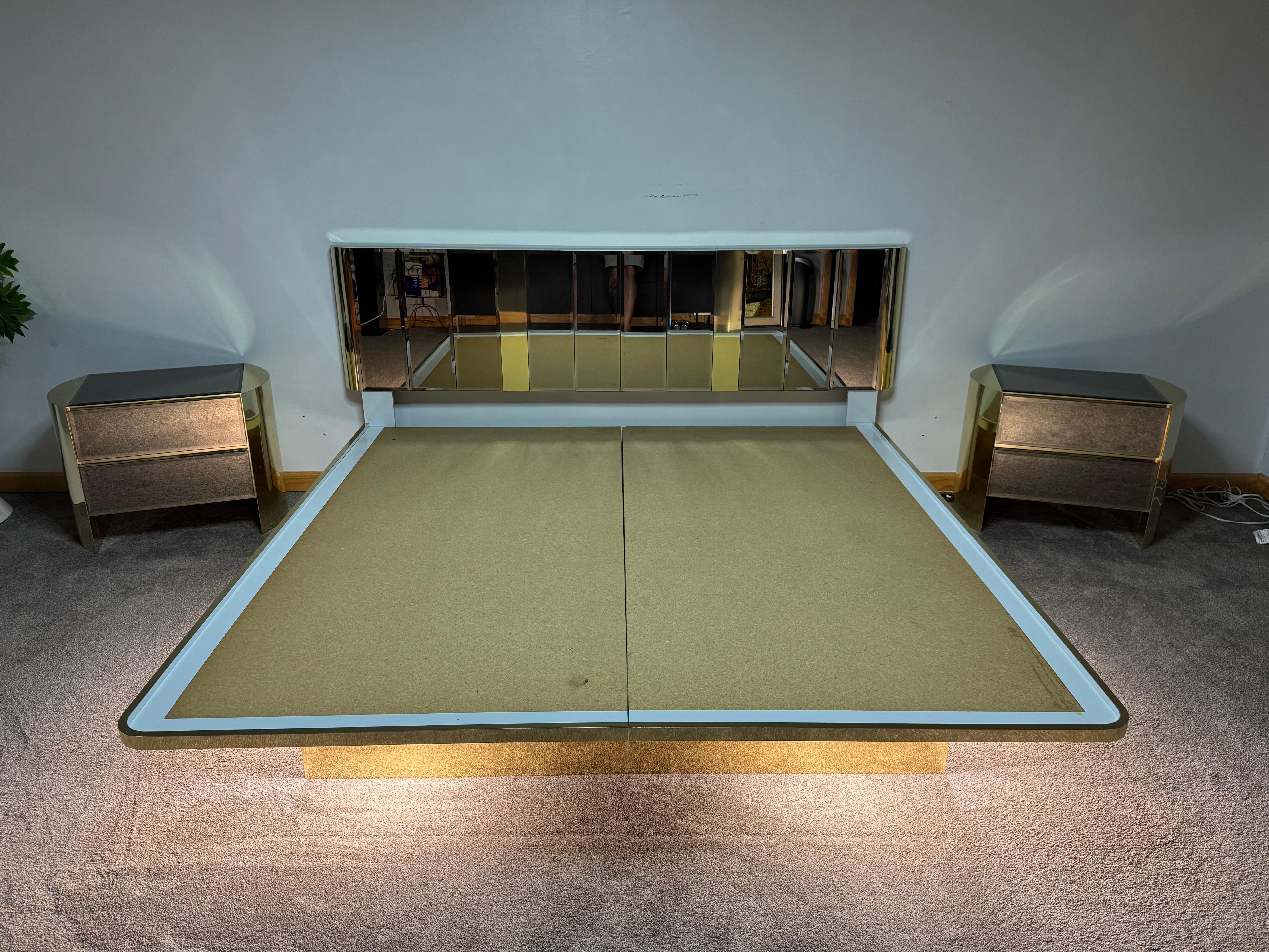 Fine XX secolo Letto in ottone fluttuante a specchio Ello illuminato del 1980, dimensione King in vendita