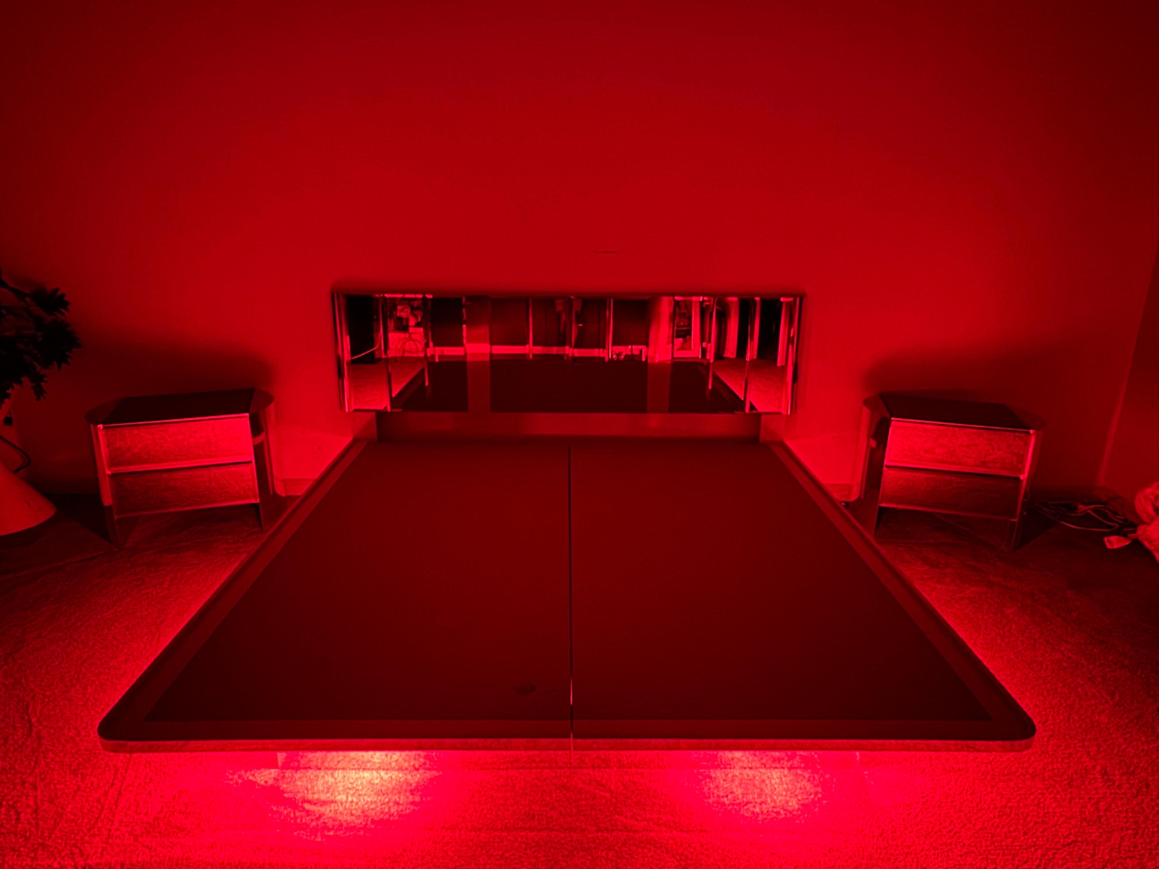 Ottone Letto in ottone fluttuante a specchio Ello illuminato del 1980, dimensione King in vendita