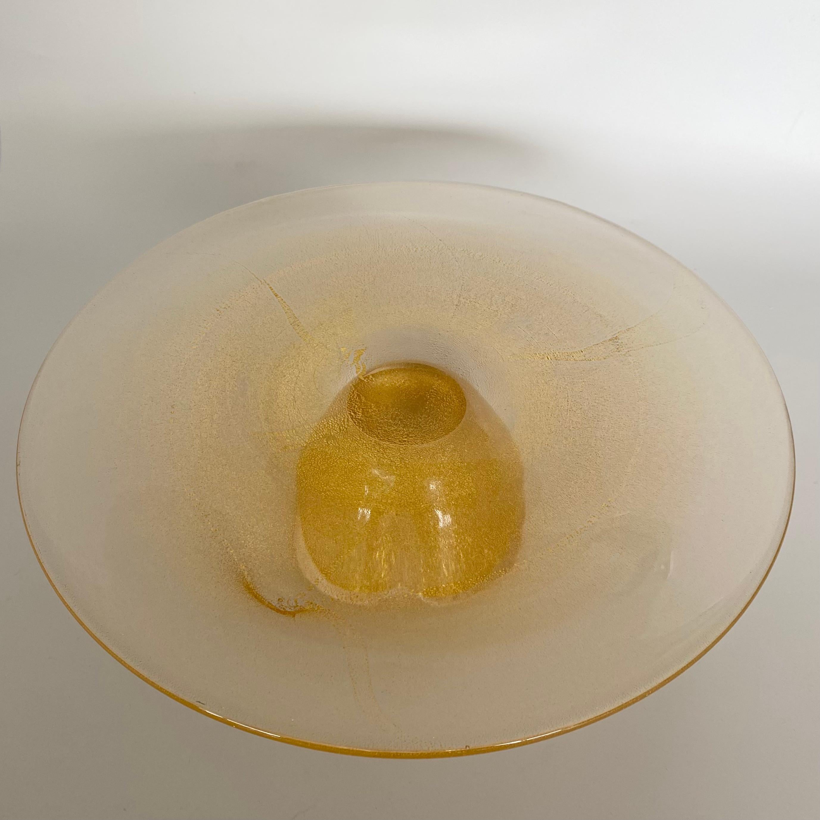 Modèle ancien d'une importante assiette à gâteau en verre d'art Elsa Peretti Bone Series conçue pour Tiffany & Co au début des années 1980. 
Cet objet a été fabriqué par la Vetreria Archimede Seguso qui produisait déjà du verre d'art pour Tiffany &