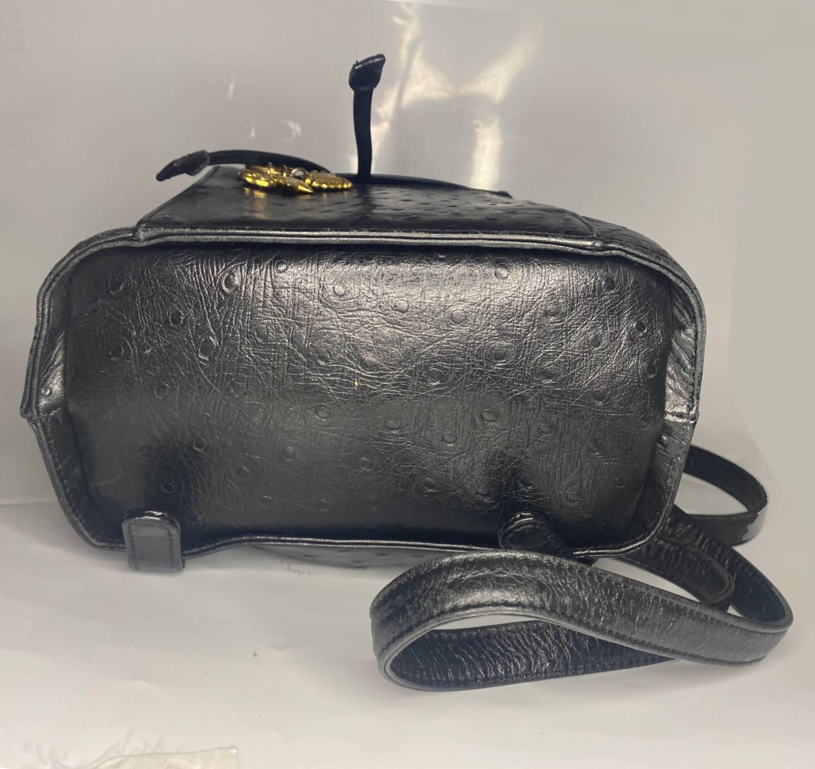 Emanuel Ungaro small bucket bag exotic in black leather, flap top closure, front zipped pocket, gold tine metal bag charms. 

Condition: 1980s, vintage, very good
 
Dimensions:33x14cm / 13x5.5in - straps length: 70cm / 27.5in 




Pretty gold tone