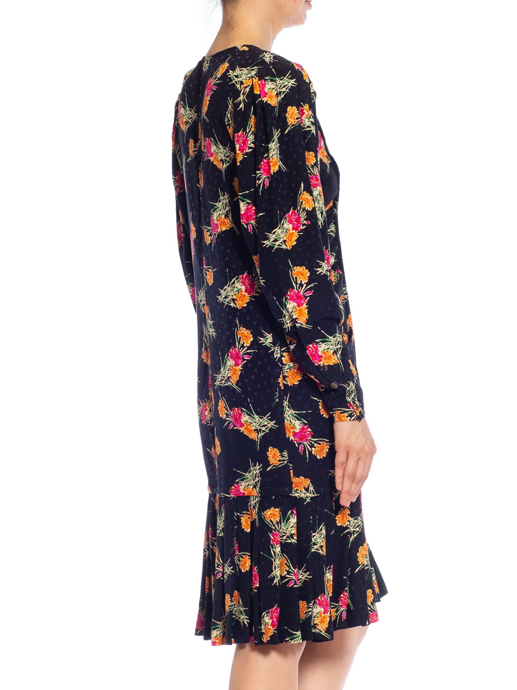 1980er Jahre EMANUEL UNGARO Schwarzes, rosafarbenes und orangefarbenes langärmeliges Seidenkleid mit Blumenmuster mit Po im Zustand „Hervorragend“ im Angebot in New York, NY