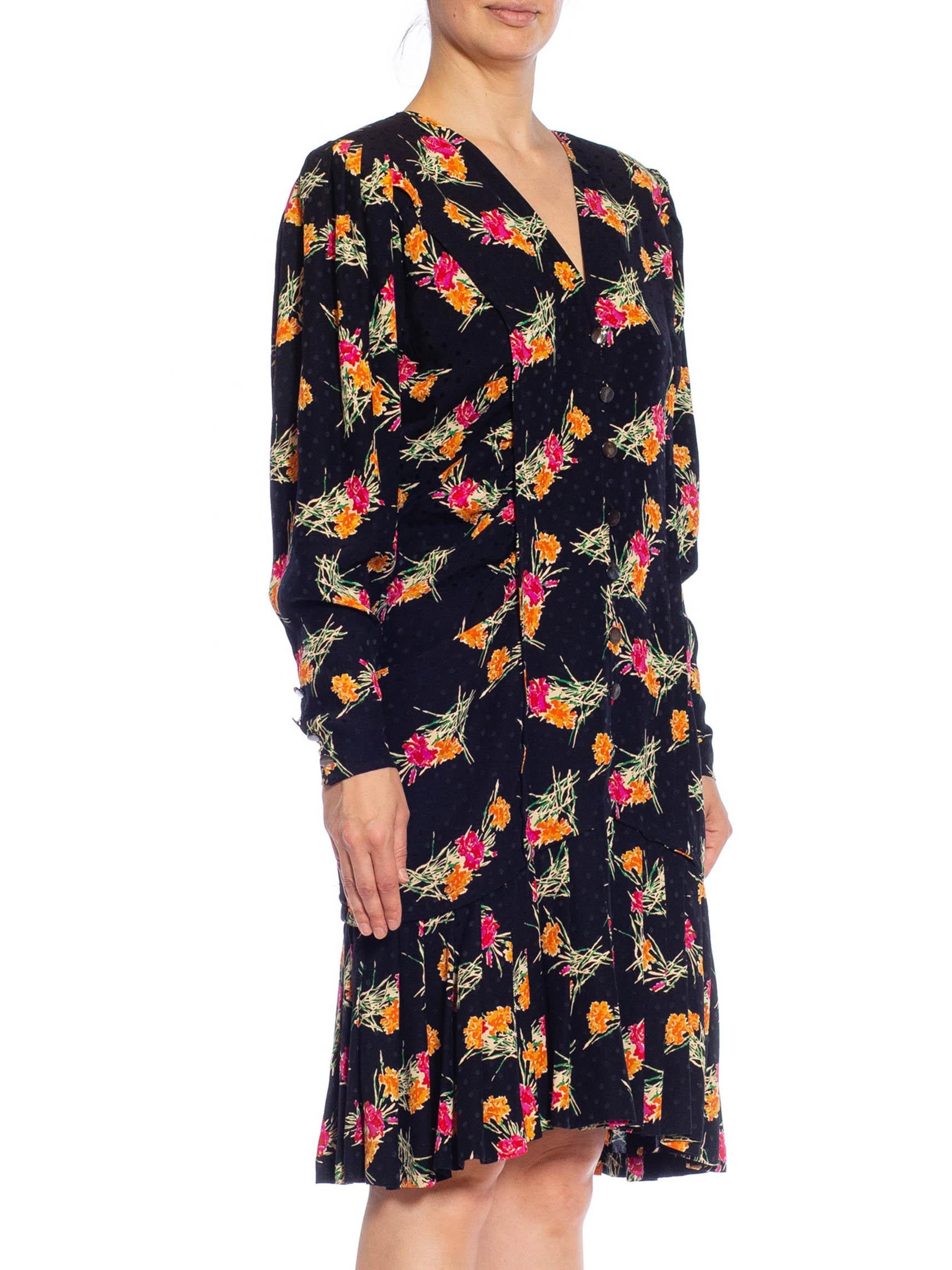 1980er Jahre EMANUEL UNGARO Schwarzes, rosafarbenes und orangefarbenes langärmeliges Seidenkleid mit Blumenmuster mit Po im Angebot 1