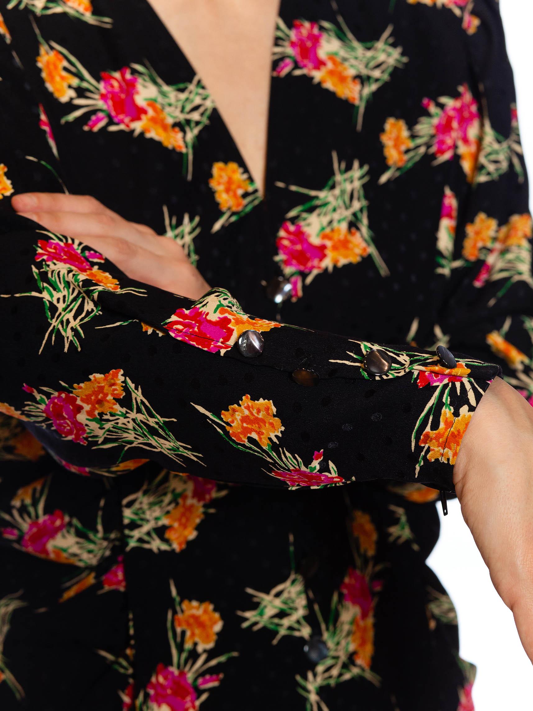 EMANUEL UNGARO - Robe à manches longues en soie à fleurs noires, roses et orange avec poignet, années 1980 en vente 2