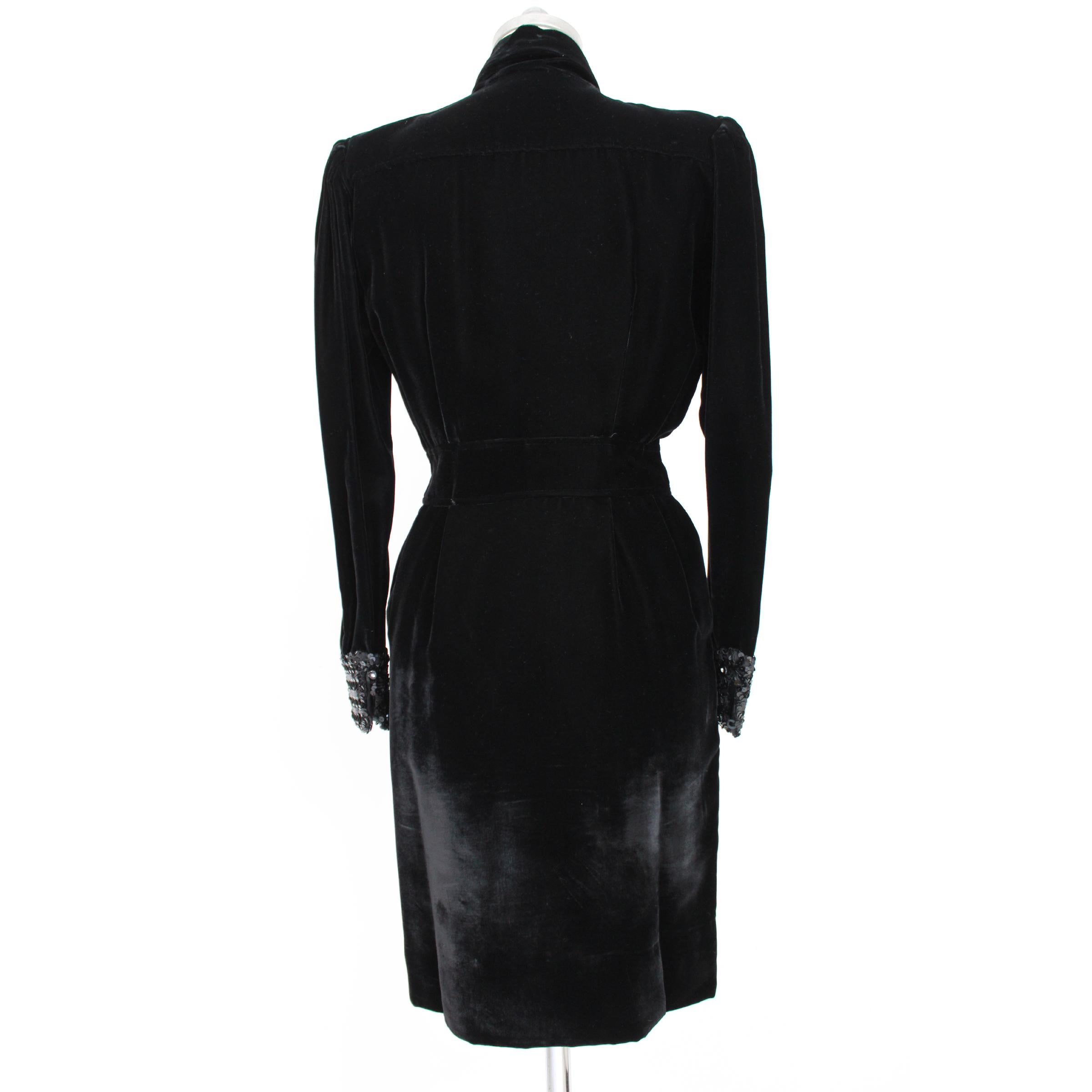 Vintage Emanuel Ungaro 80s evening dress, black, 100% silk, 100% viscose. Soft velvet fabric, details in black sequins and closing with swaroski buttons, zipper on the side, lined, bow on the neck. Made in Italy. Excellent vintage condition.

Size: