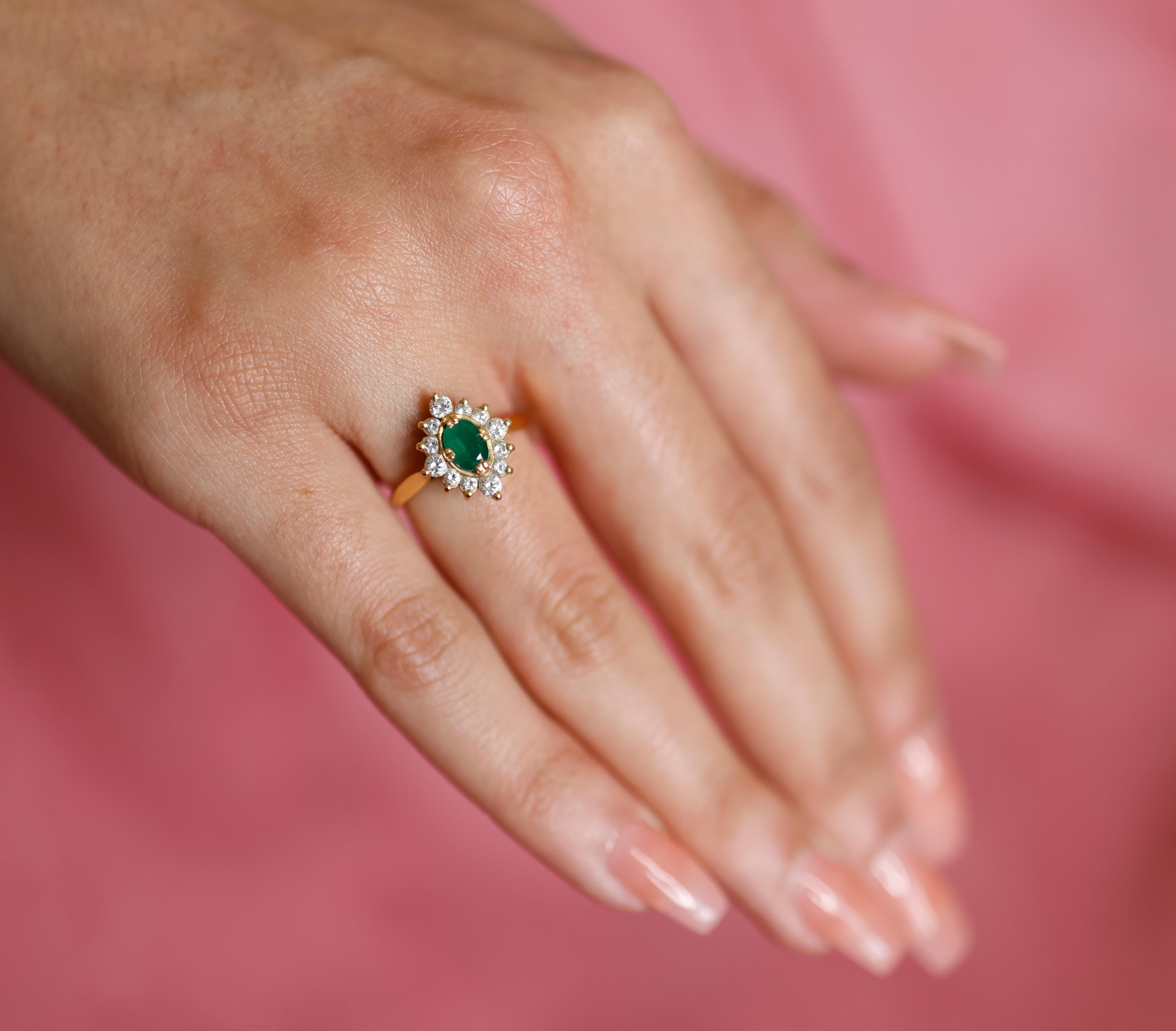Women's or Men's 1980s Emerald and Diamond Cocktail Ring in 18 Karat Yellow Gold  For Sale