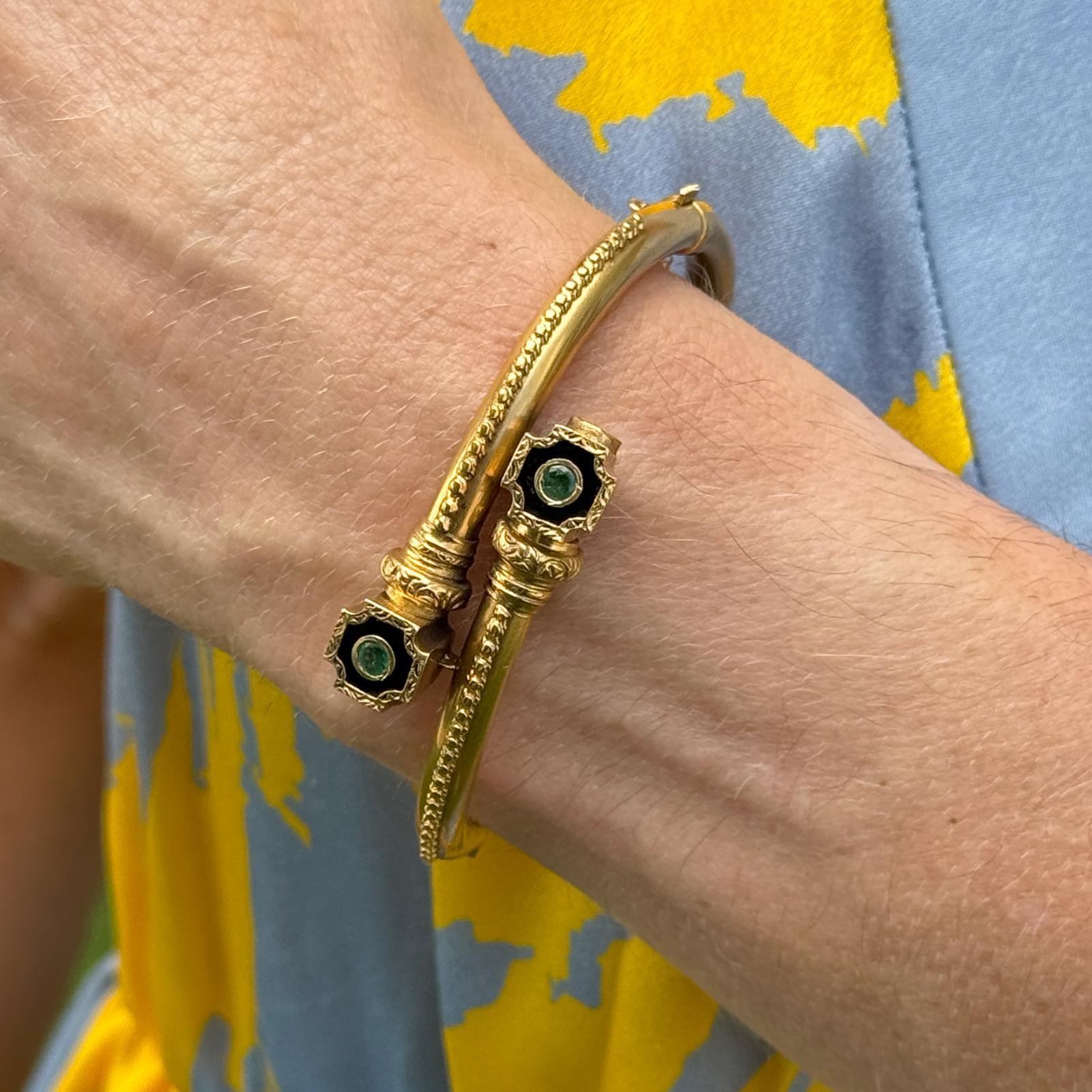 1980er Jahre Bypass-Armreif aus 14 Karat Gelbgold mit Smaragd und schwarzer Emaille (Moderne)