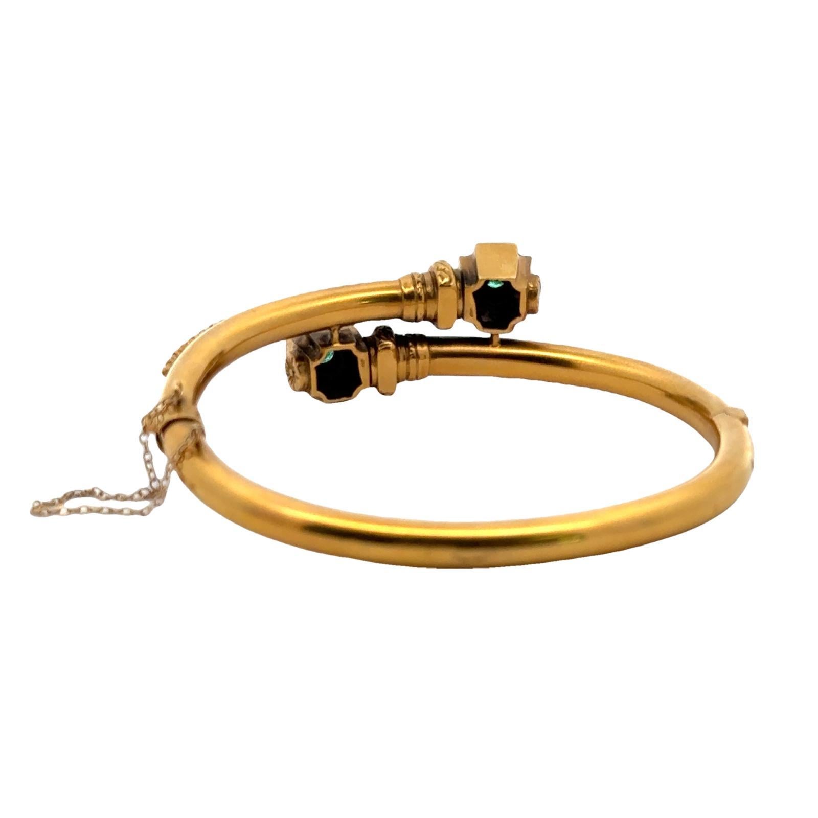 1980er Jahre Bypass-Armreif aus 14 Karat Gelbgold mit Smaragd und schwarzer Emaille im Zustand „Hervorragend“ in Boca Raton, FL