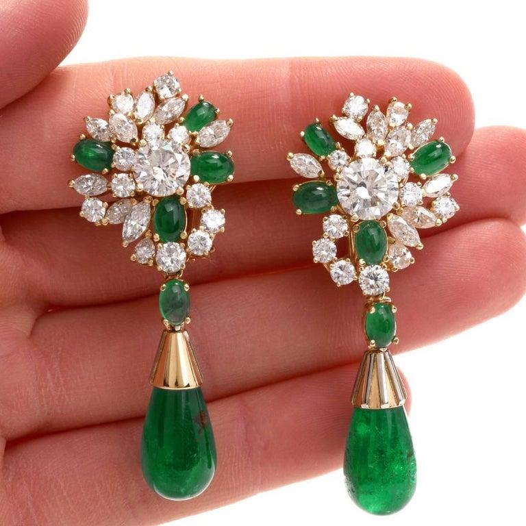 Boucles d'oreilles pendantes à pince en or jaune 18K, émeraudes et diamants des années 1980
Ces exquises boucles d'oreilles pendantes de haute joaillerie sont magistralement réalisées en or jaune massif 18 carats, alliant élégance classique et