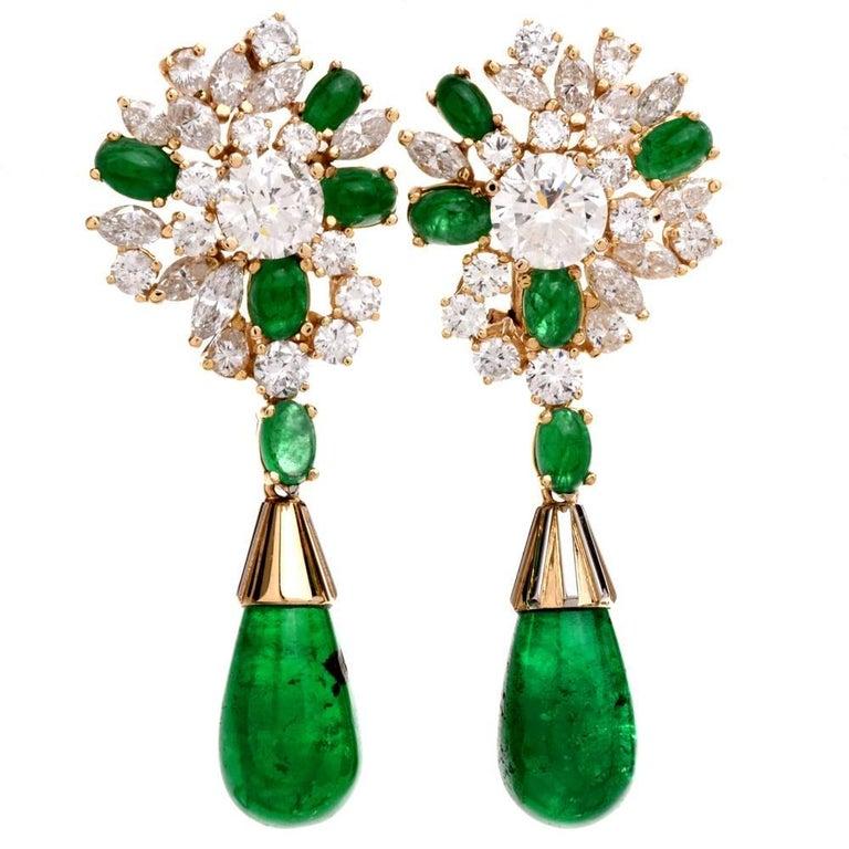 Taille ronde Boucles d'oreilles pendantes à pince en or jaune 18K, émeraudes et diamants des années 1980 en vente
