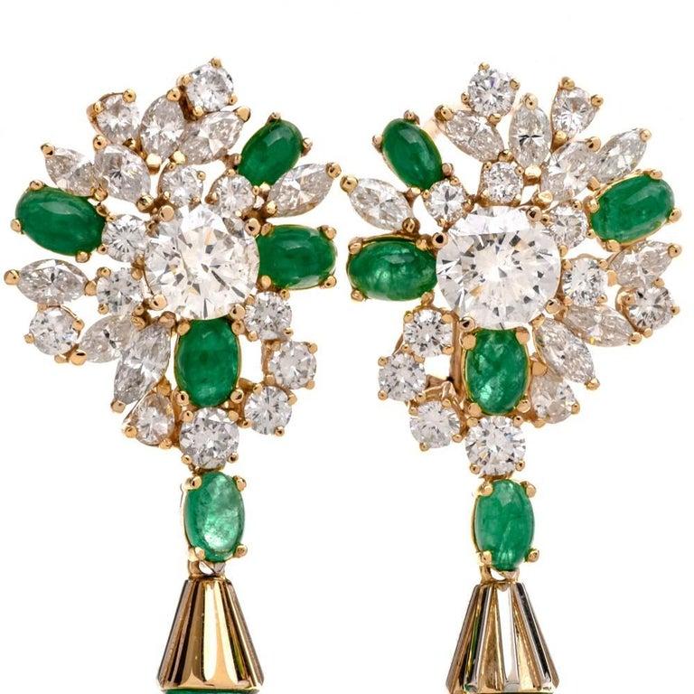 Boucles d'oreilles pendantes à pince en or jaune 18K, émeraudes et diamants des années 1980 Excellent état - En vente à Miami, FL
