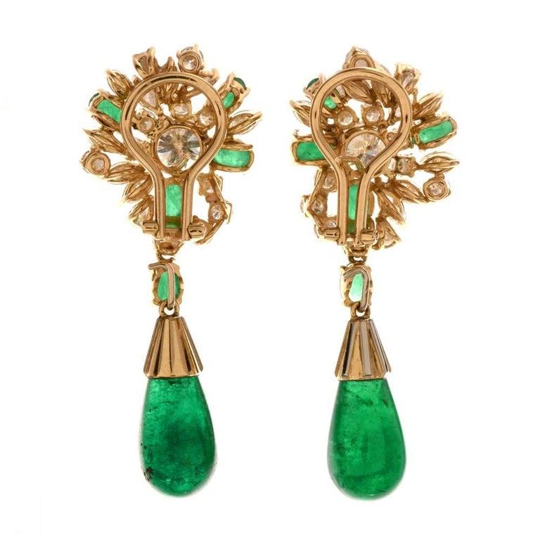 Boucles d'oreilles pendantes à pince en or jaune 18K, émeraudes et diamants des années 1980 Pour femmes en vente