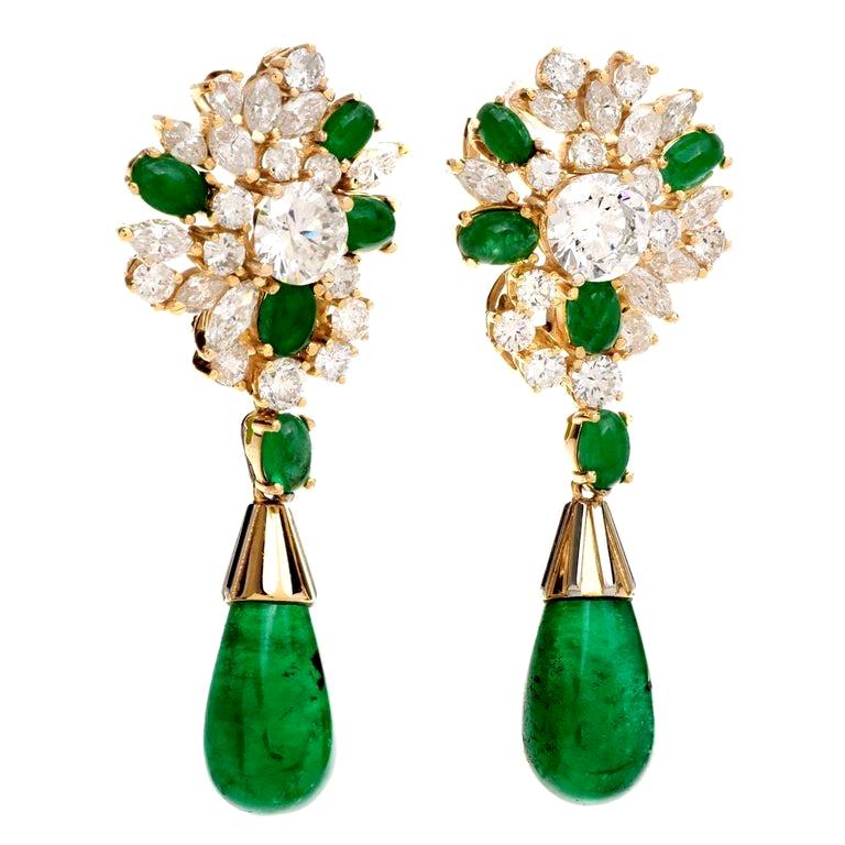 Boucles d'oreilles pendantes à pince en or jaune 18K, émeraudes et diamants des années 1980 en vente