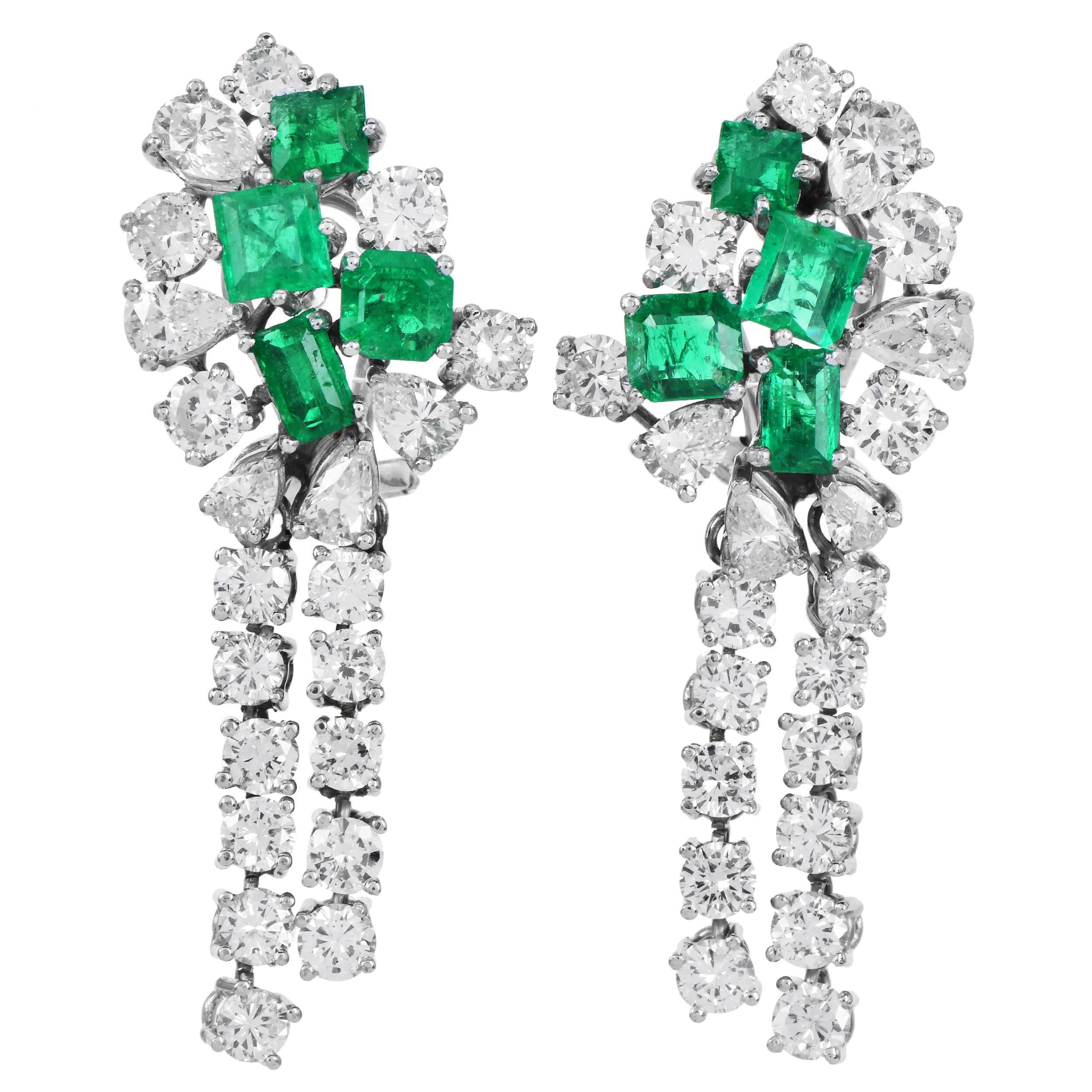 Un elegante paio di orecchini a goccia con smeraldi e diamanti, realizzati in luminoso oro bianco 18 carati. Queste sofisticate gocce da sposa presentano un design lineare e drammatico, un fascino senza tempo.

Gli orecchini presentano 42 diamanti