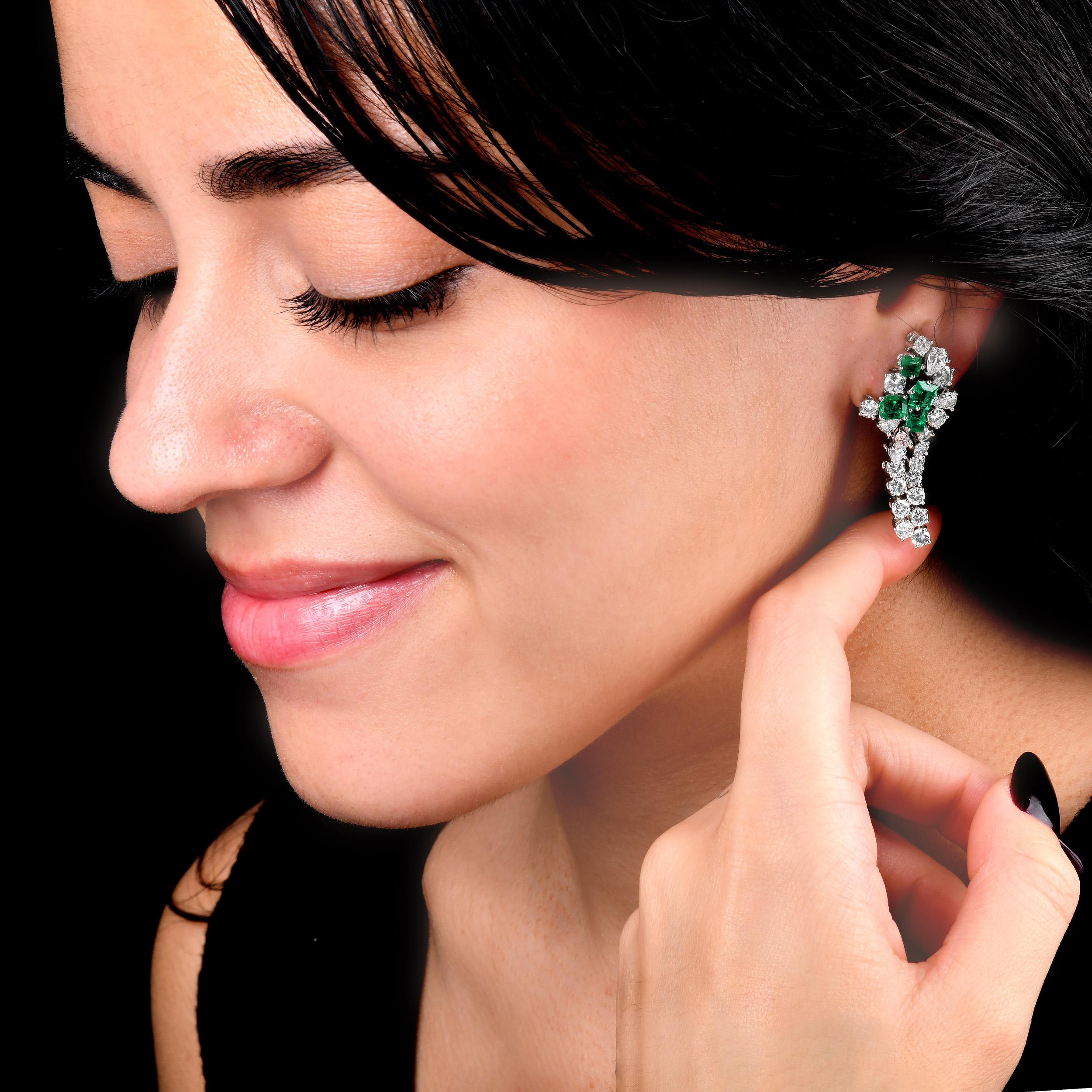 Taglio smeraldo Smeraldo e diamante anni '80  Orecchini a goccia in oro bianco 18 carati in vendita