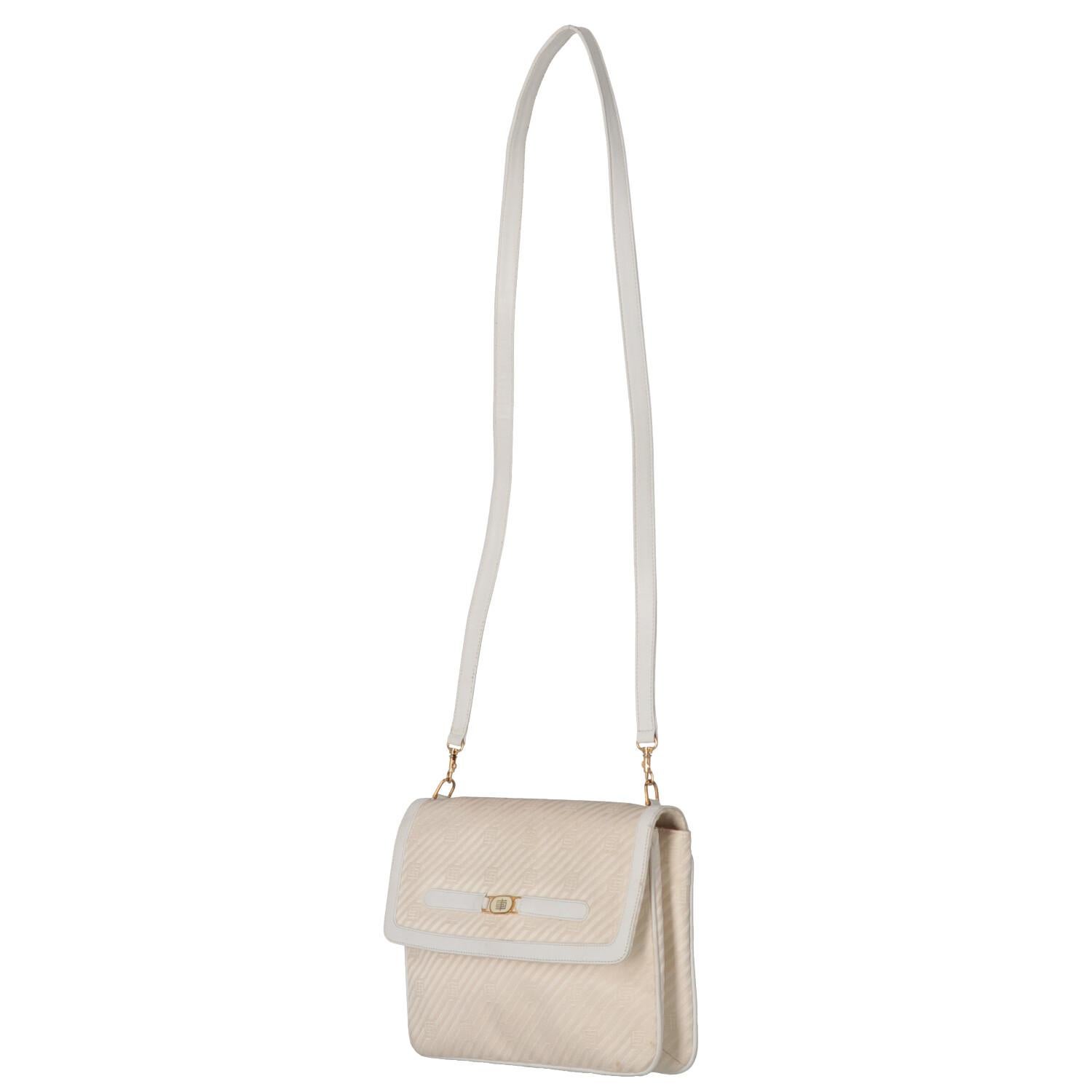 Emilio Pucci white jacquard fabric shoulder bag with leather edges and shoulder strap. Front flap with hidden button, leather lining and patch pockets.

Height: 20 cm
Width: 24 cm
Depth: 4 cm
Shoulder strap lenght: 110 cm

Product code: