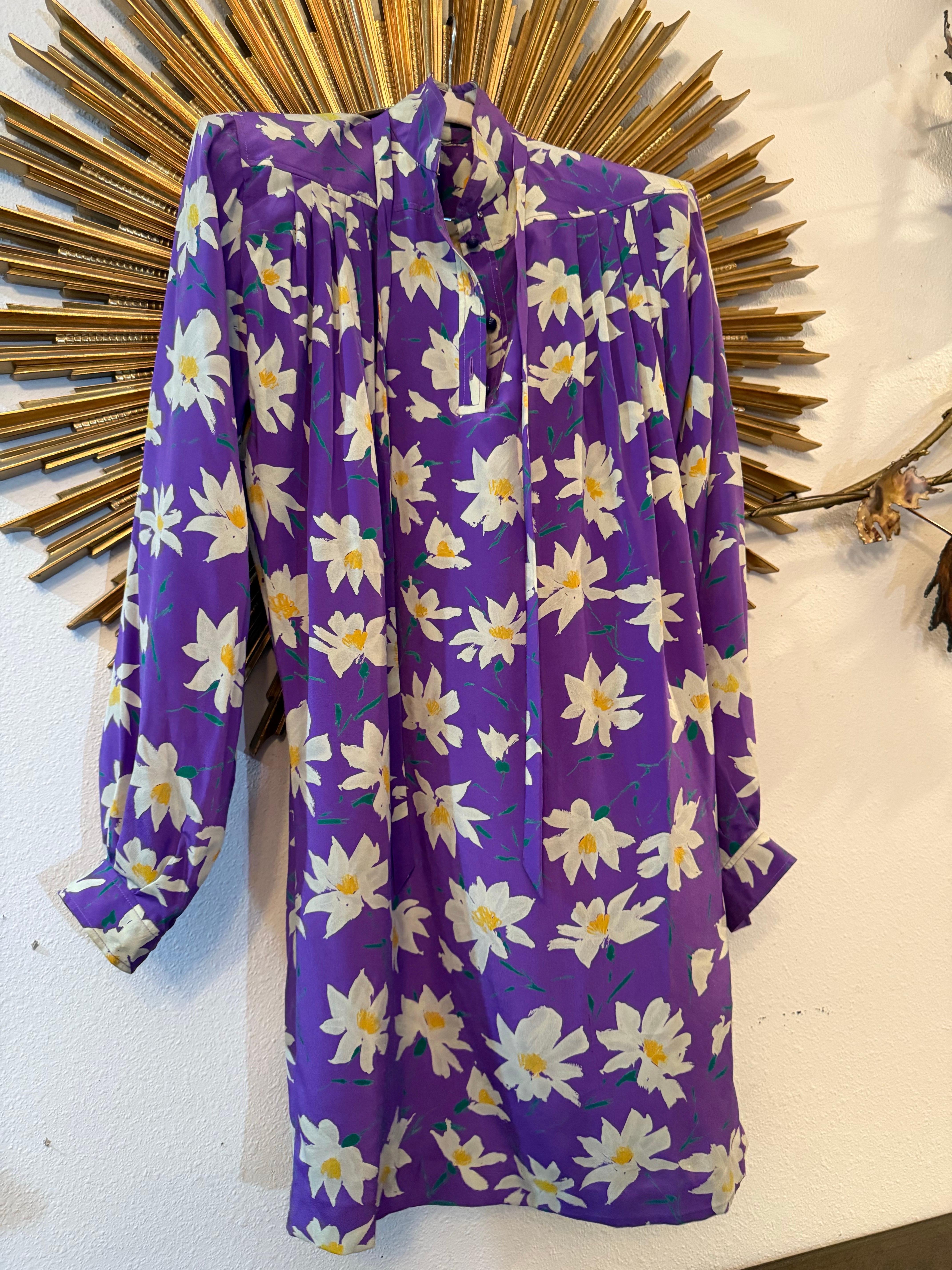 Emmanuel Ungaro, robe tunique en crêpe de soie imprimée marguerite lavande avec col noué, années 1980 5