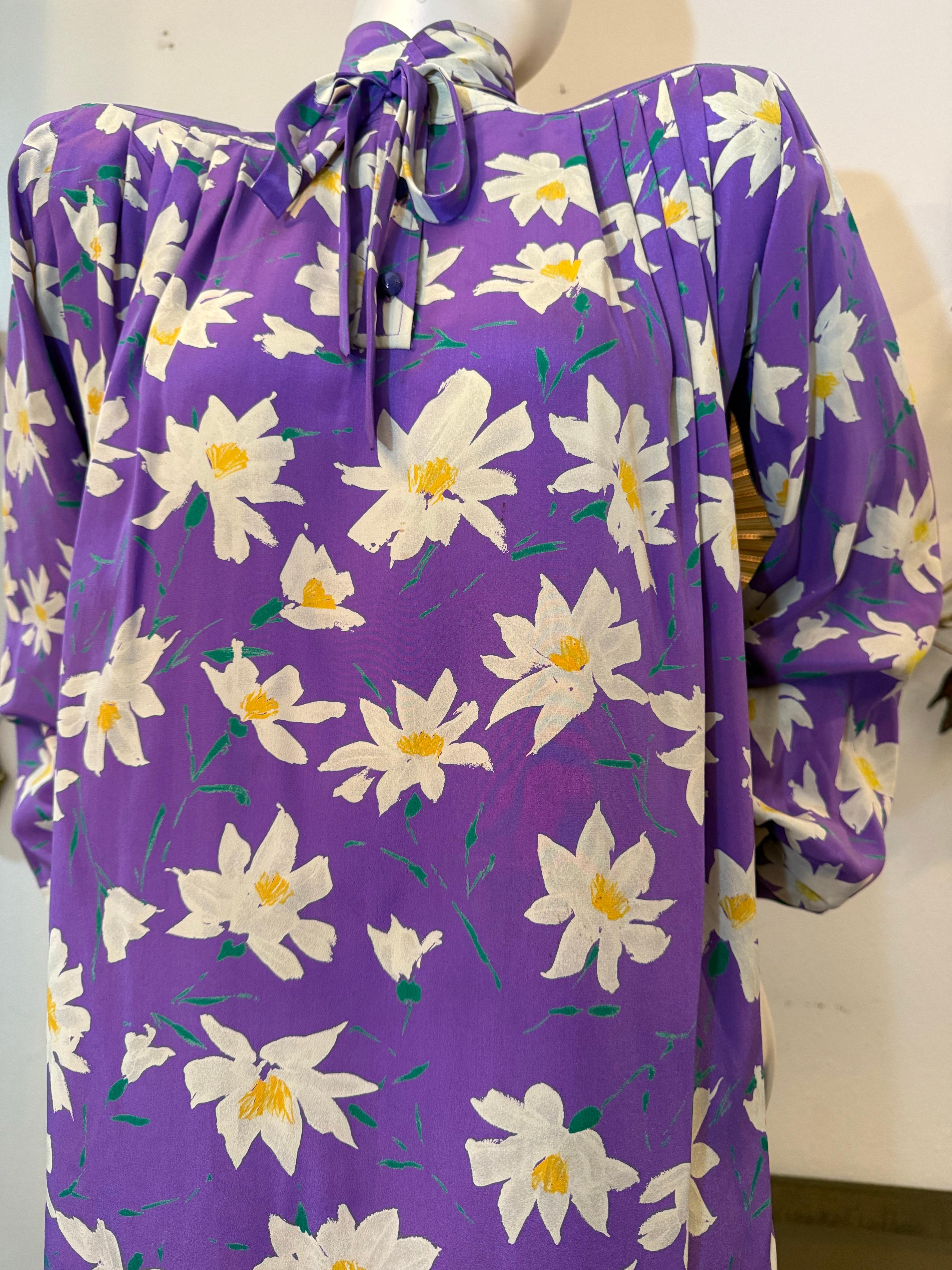 Années 1980 Emmanuel Ungaro (sans étiquette)  Lavender Daisy Print Silk Crepe Tunic Dress w Tie Neck (Robe tunique en crêpe de soie imprimé marguerite) :  Longueur mi-cuisse, peut être porté comme un top tunique ou une mini robe.  Épaules