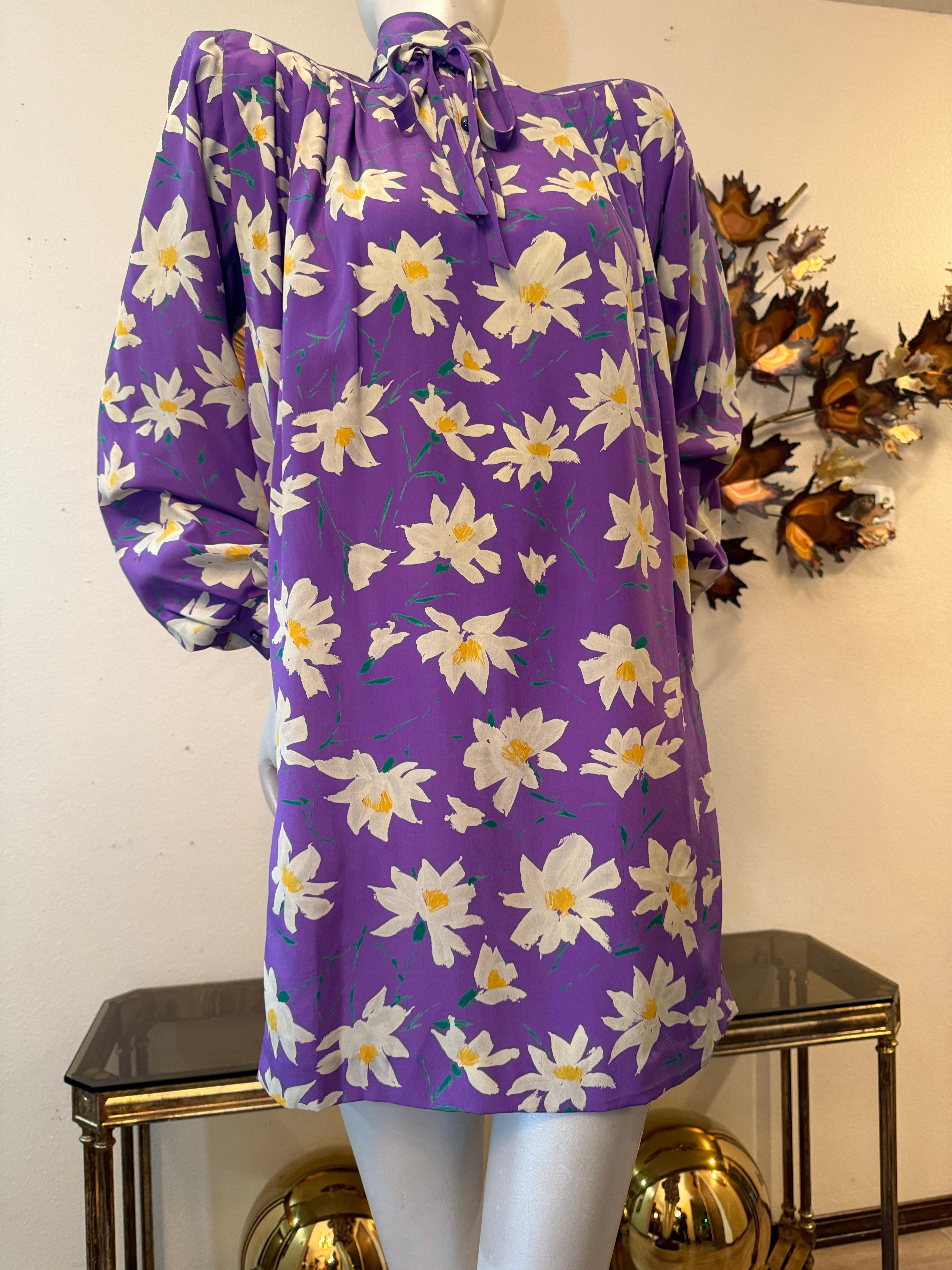 Violet Emmanuel Ungaro, robe tunique en crêpe de soie imprimée marguerite lavande avec col noué, années 1980