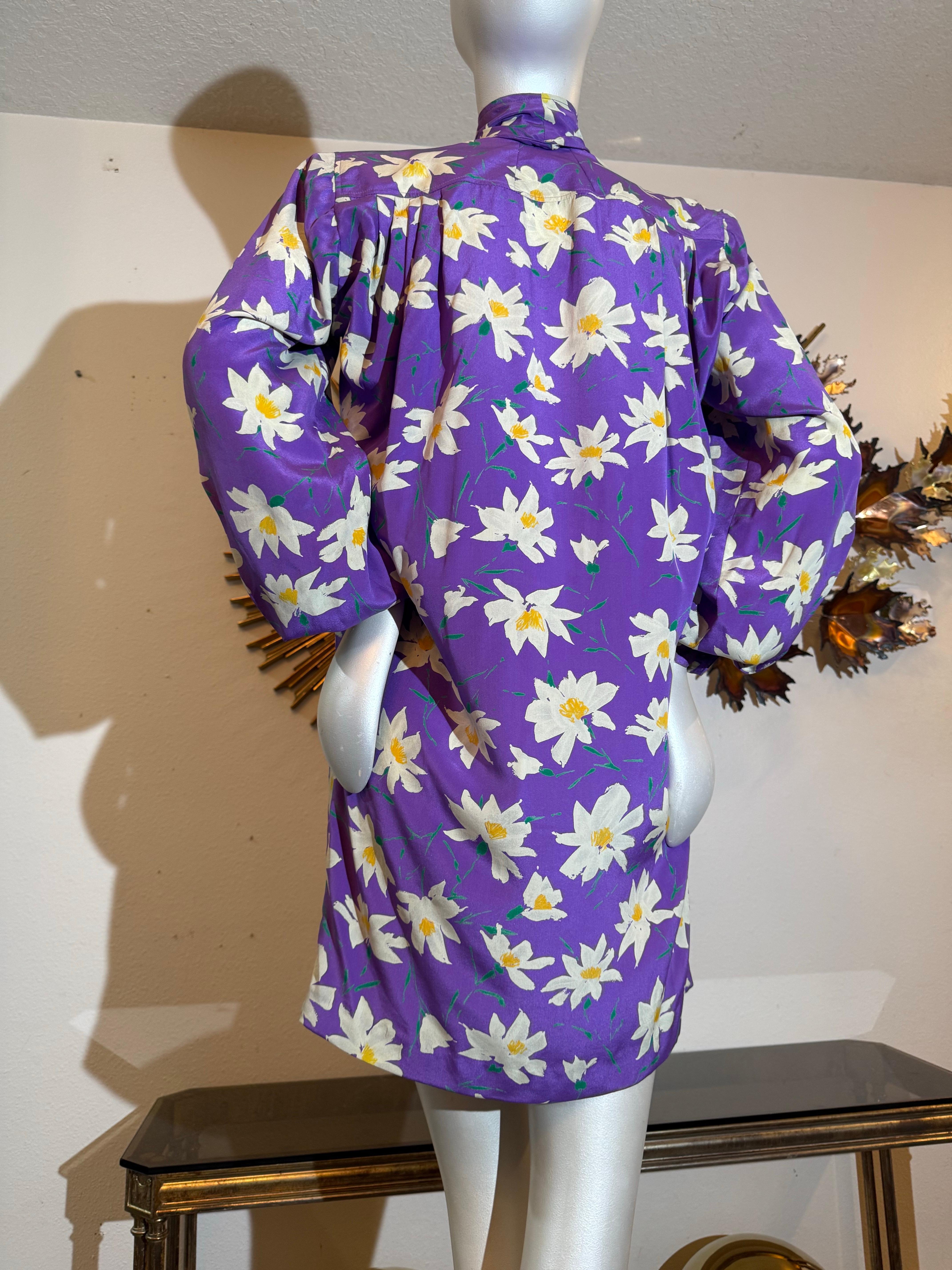 Emmanuel Ungaro, robe tunique en crêpe de soie imprimée marguerite lavande avec col noué, années 1980 Excellent état à Gresham, OR