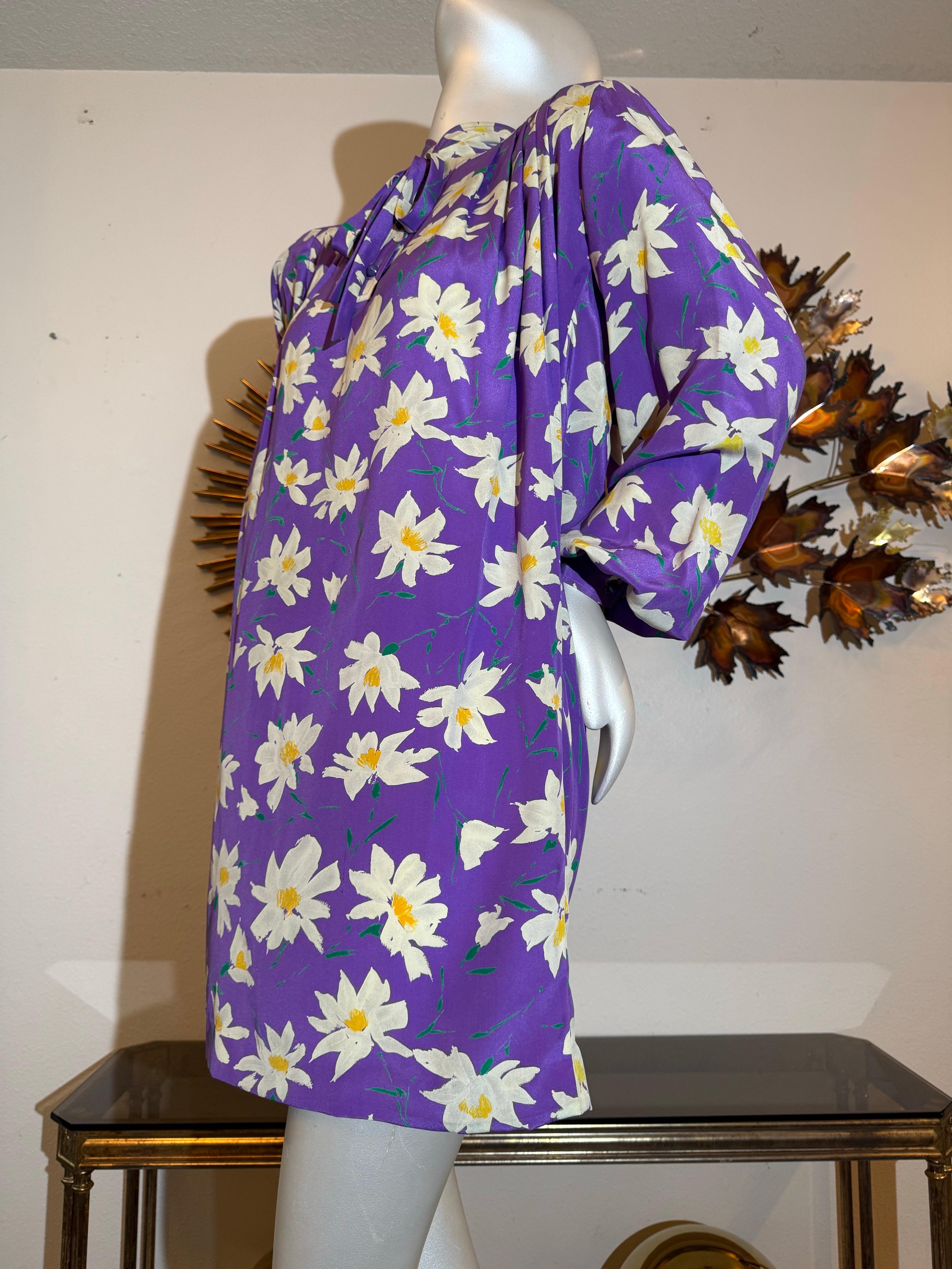  Emmanuel Ungaro, robe tunique en crêpe de soie imprimée marguerite lavande avec col noué, années 1980 Pour femmes 