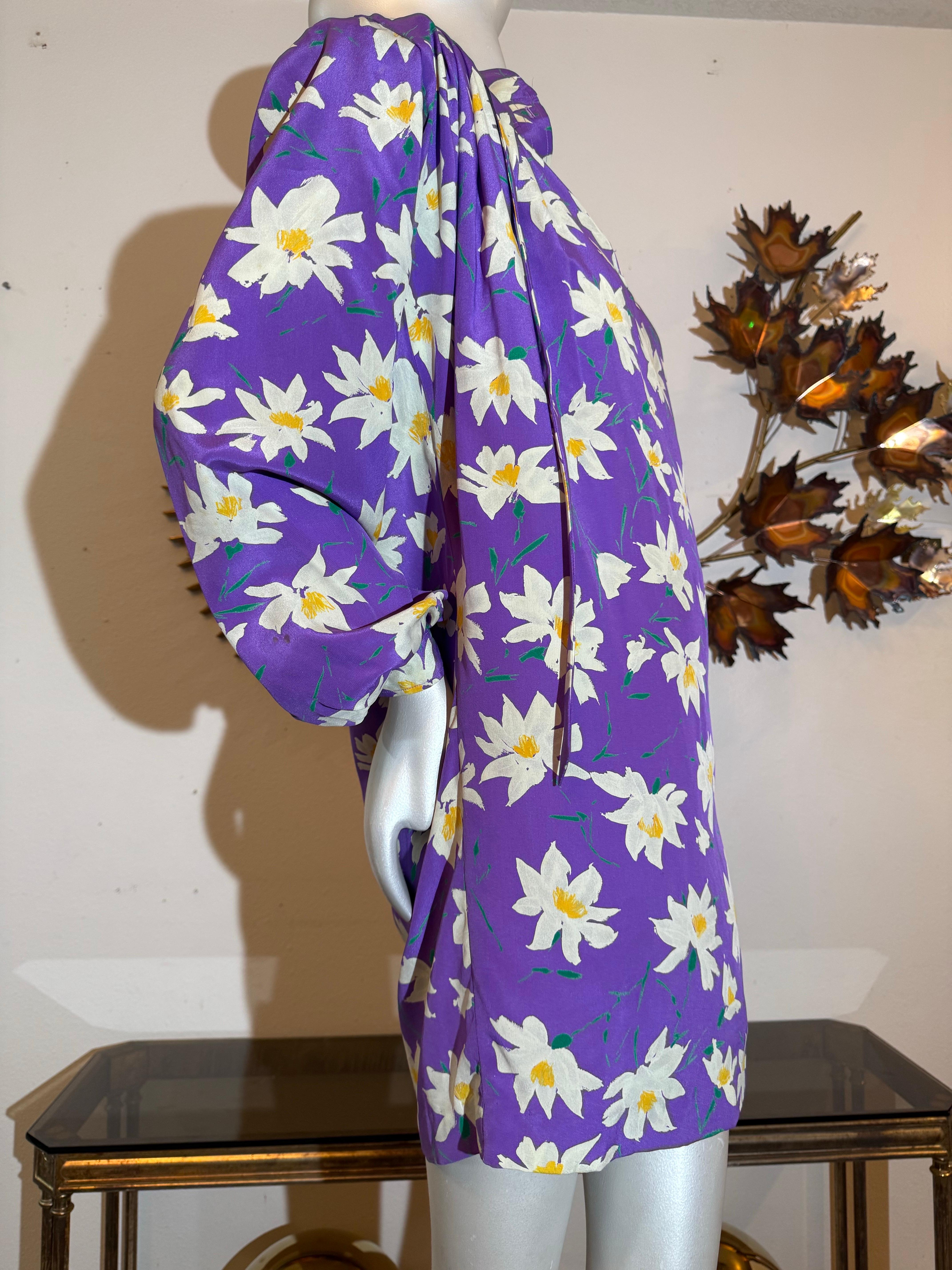 Emmanuel Ungaro, robe tunique en crêpe de soie imprimée marguerite lavande avec col noué, années 1980 3