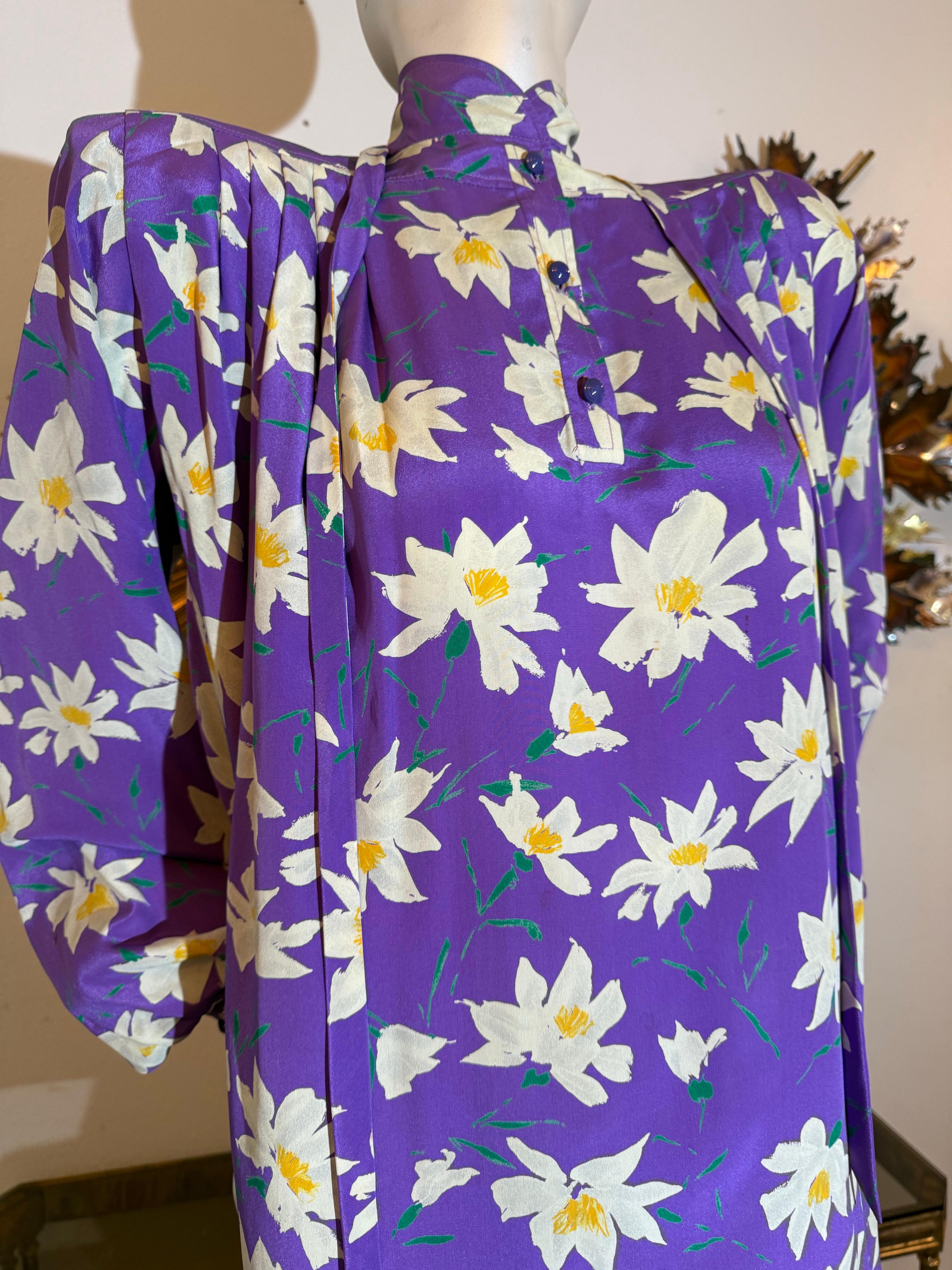 Emmanuel Ungaro, robe tunique en crêpe de soie imprimée marguerite lavande avec col noué, années 1980 4