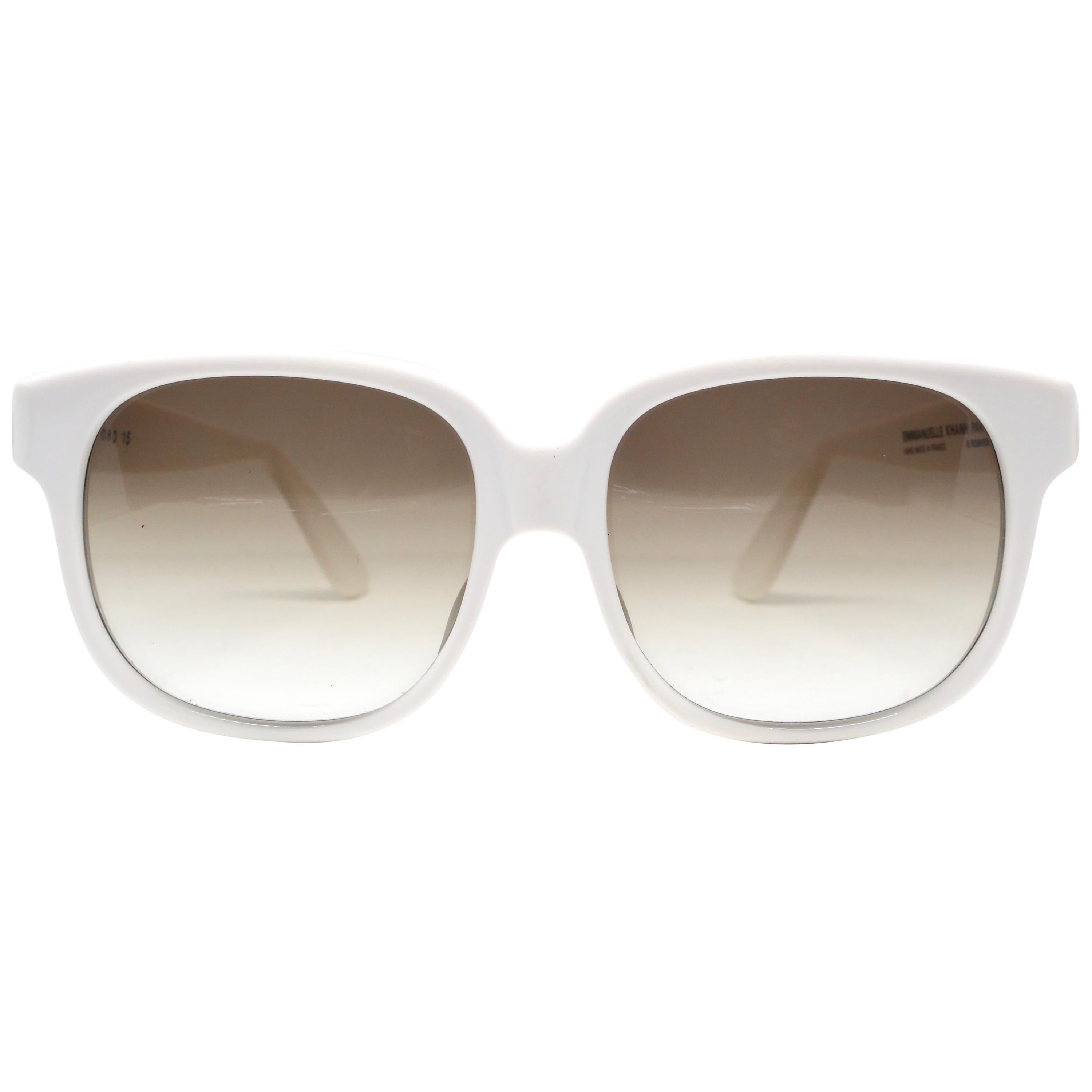 1980er EMMANUELLE KHANH übergroße weiße Kunststoff-Sonnenbrille im Angebot