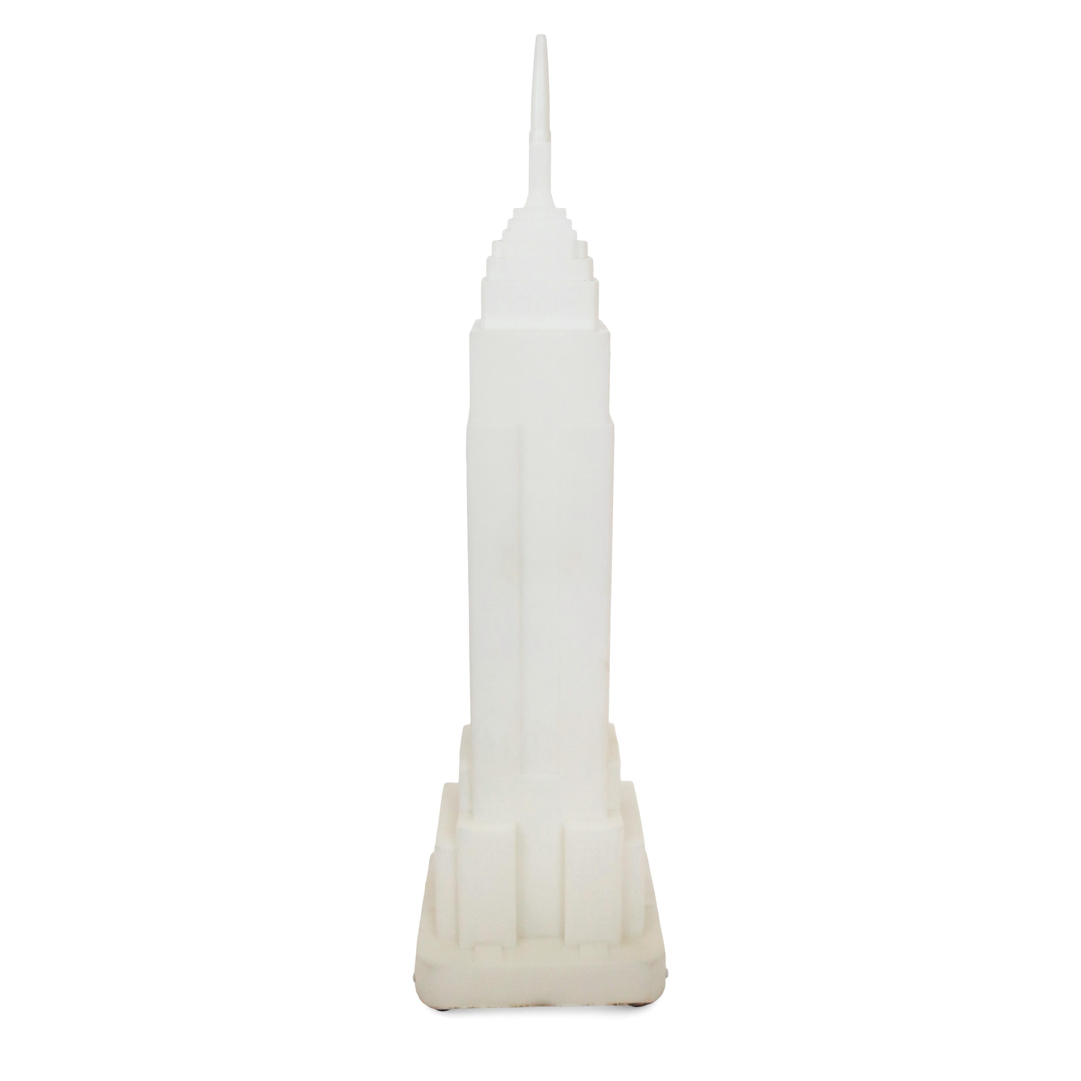 Une fantastique et très rare lampe en plastique conçue par Takahashi Denson sous la forme de l'emblématique Empire State Building de New York. Fabriquée par Midori au Japon dans les années 1980, cette lampe est une superbe version postmoderne/pop