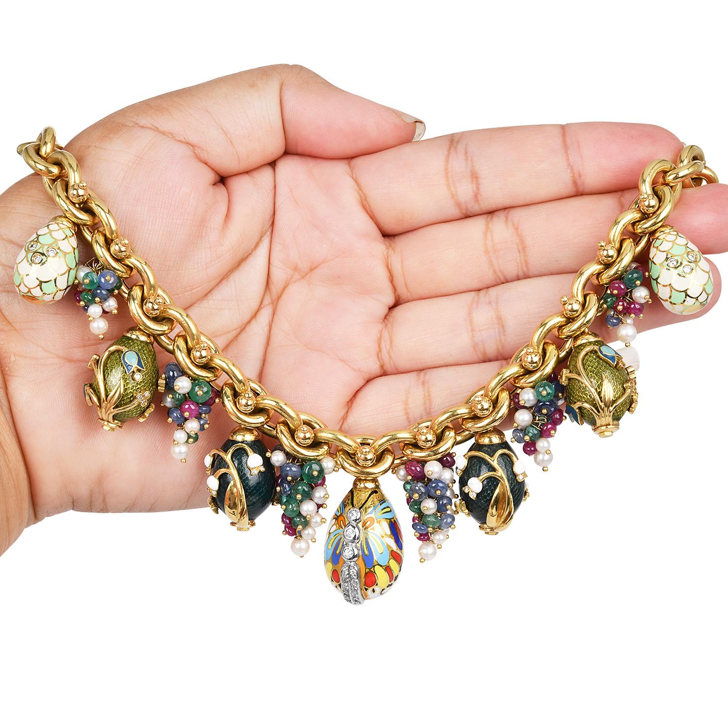 1980s  Enameled Diamond Eggs Charm 18k gold Necklace In Excellent Condition For Sale In Miami, FL