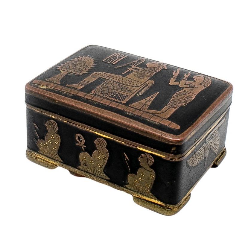 1980s English Metal Black Trinket Box with Egyptian Art Decoration In Good Condition For Sale In Marbella, ES