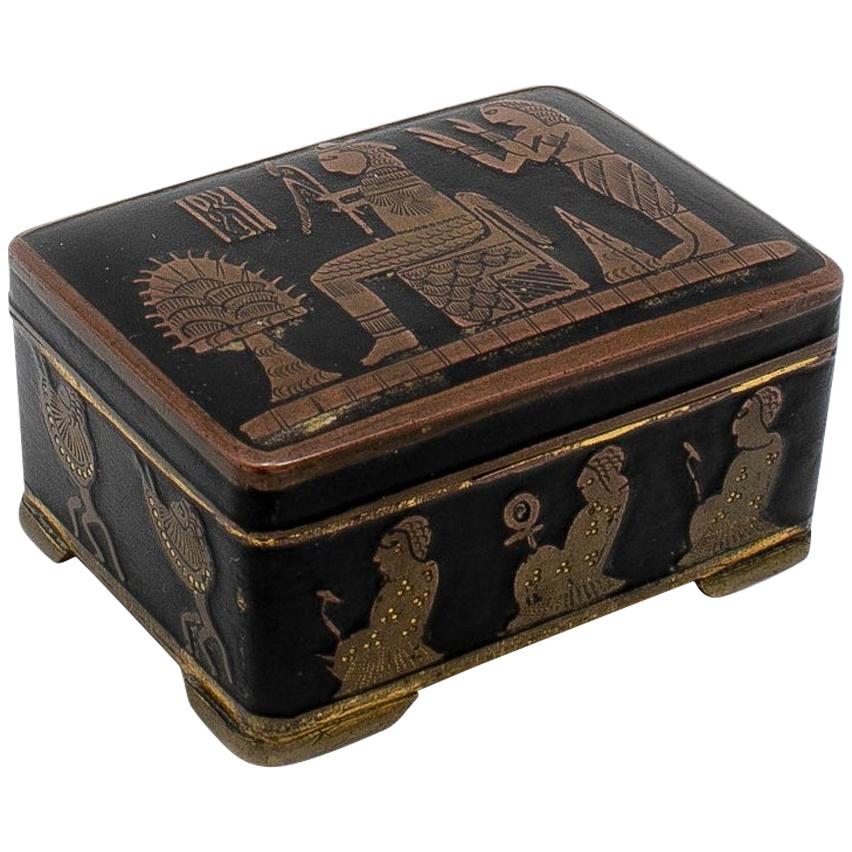 Caja de baratijas inglesa de metal negro de los años 80 con decoración de arte egipcio en venta