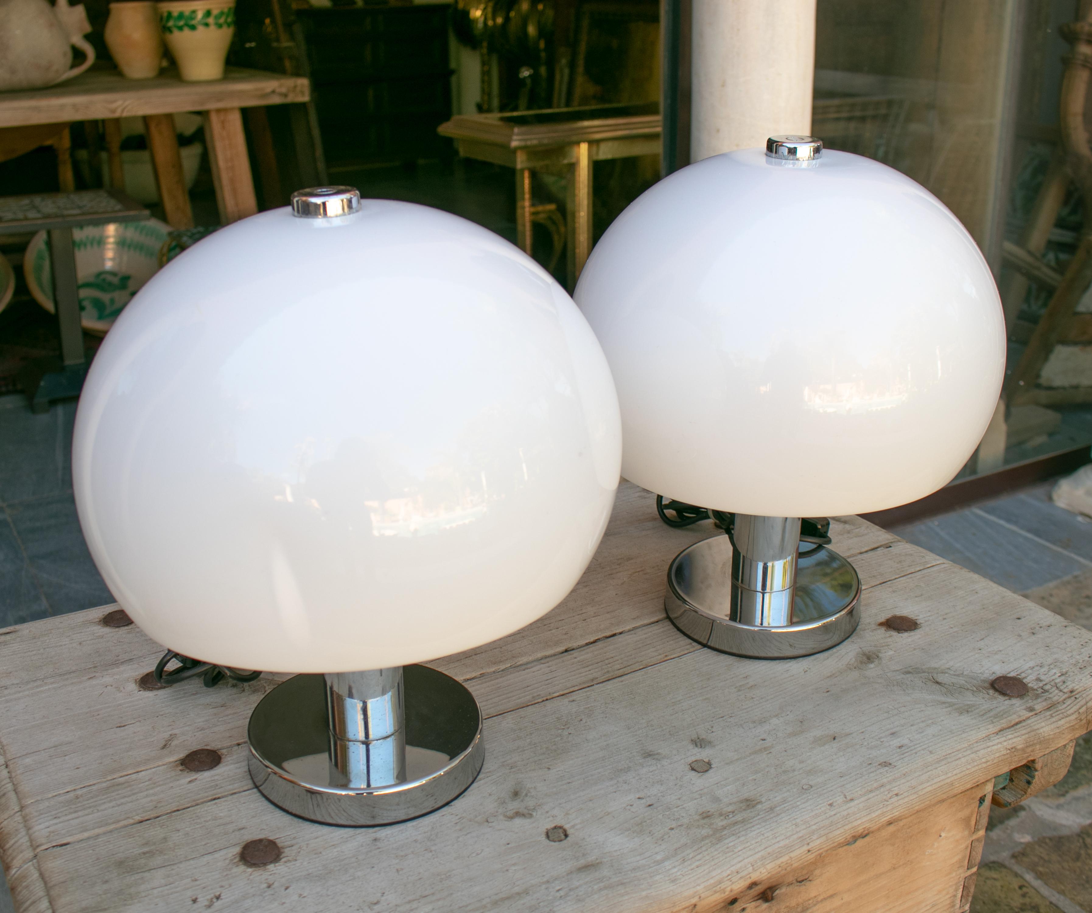 1980s English Pair of Metal Table Lamps with White Lamp Shade In Good Condition In Marbella, ES