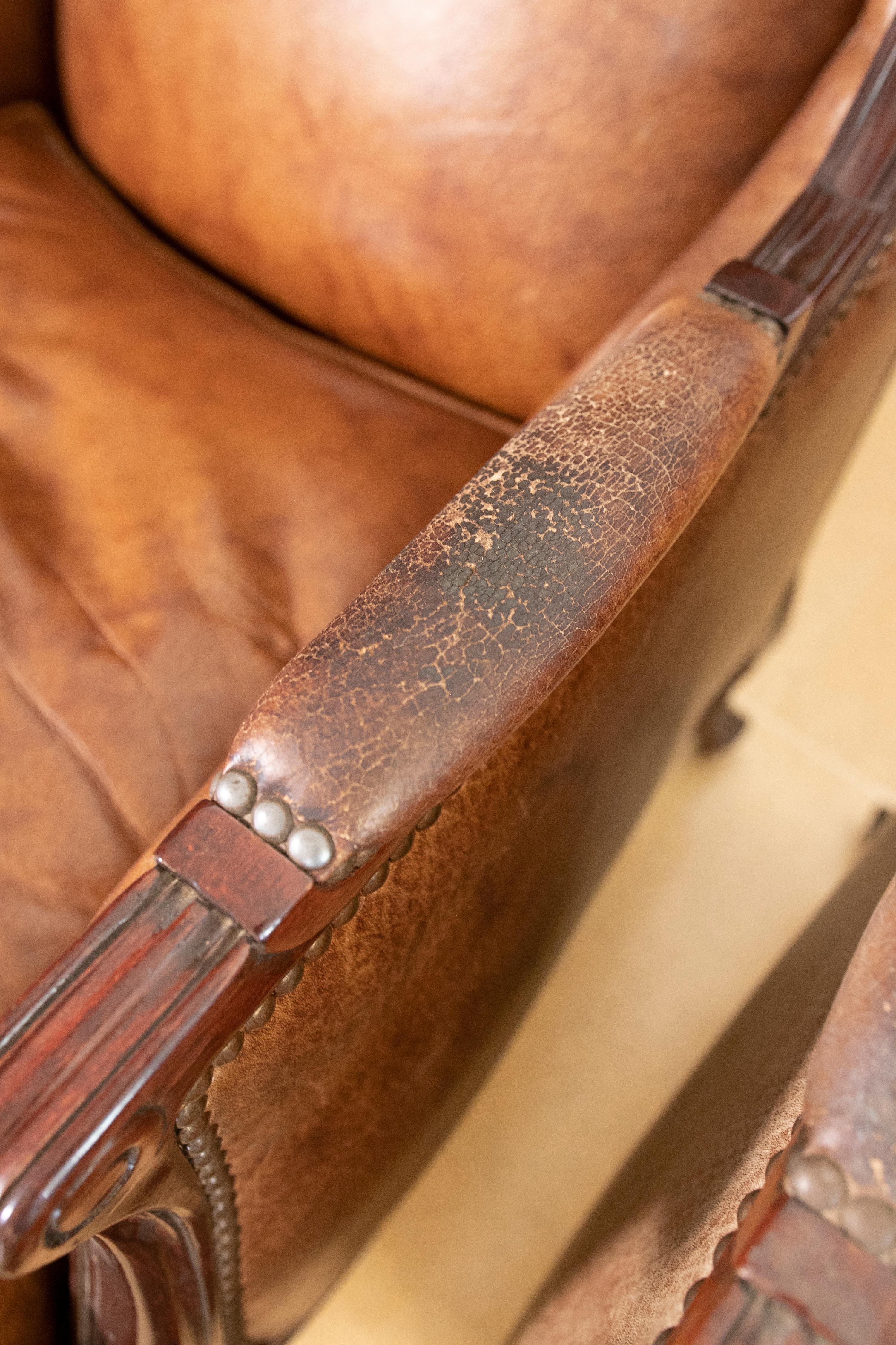 Coppia di poltrone in legno inglesi degli anni '80 rivestite in pelle in vendita 5