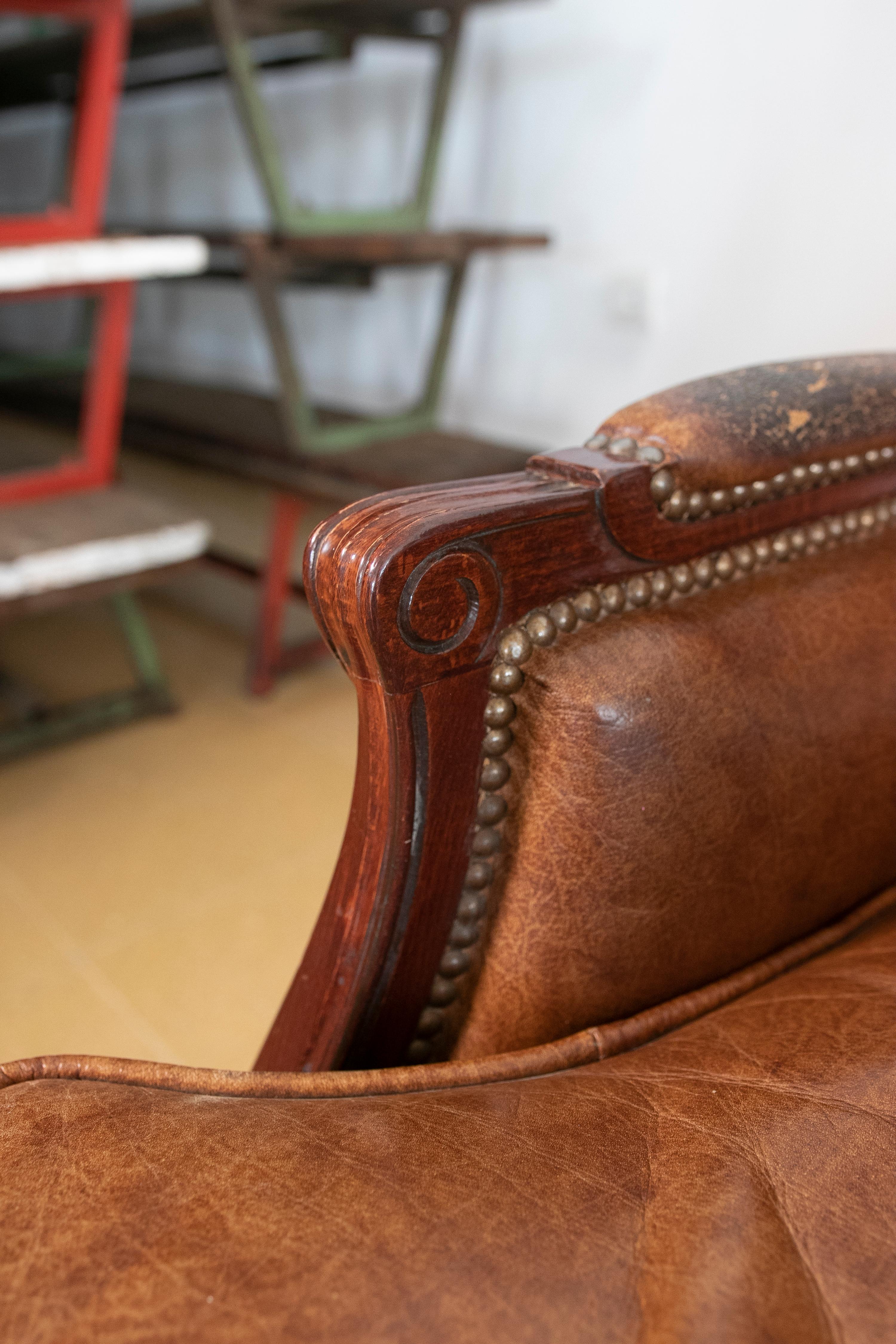 Coppia di poltrone in legno inglesi degli anni '80 rivestite in pelle in vendita 7
