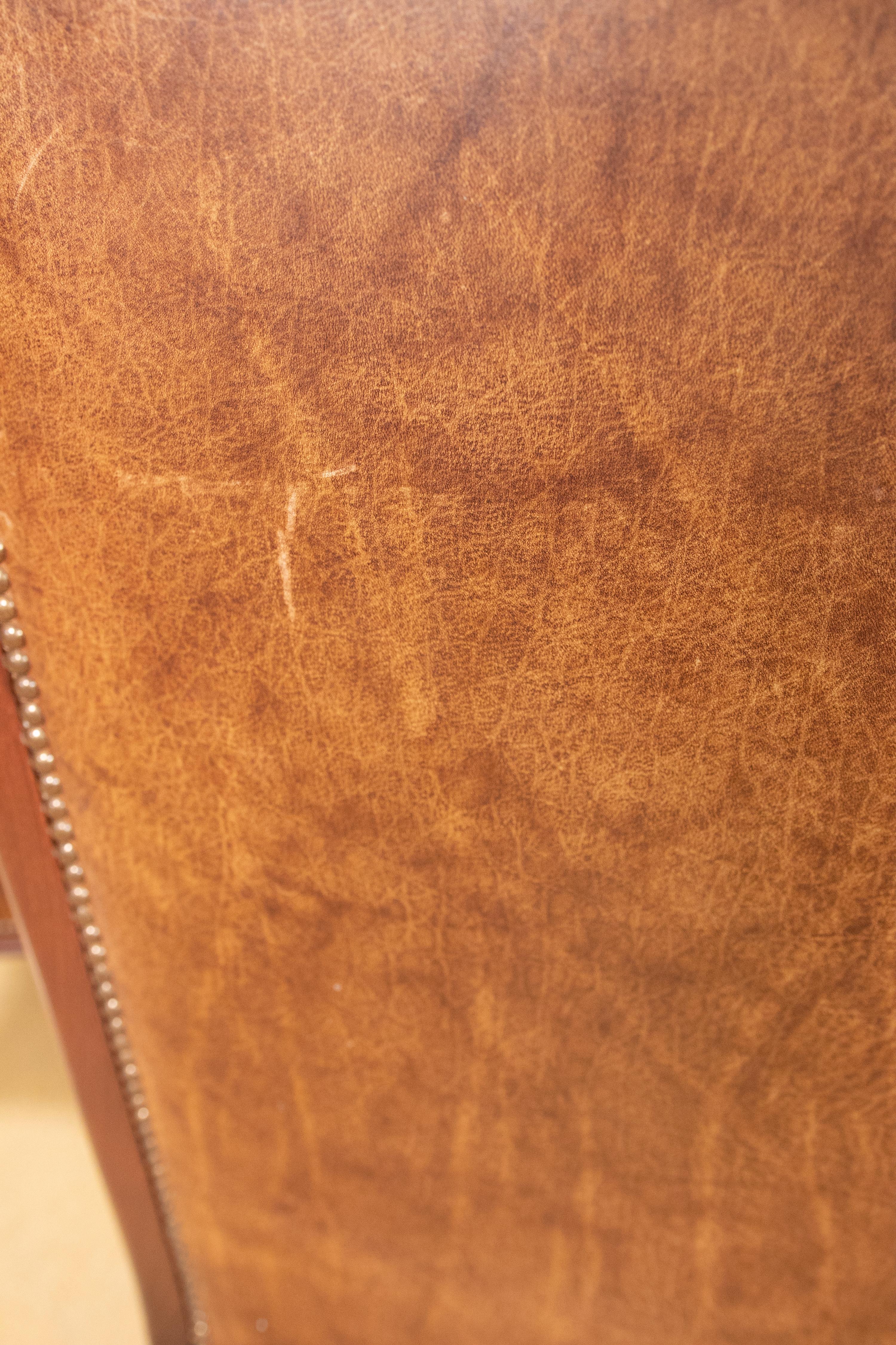 Coppia di poltrone in legno inglesi degli anni '80 rivestite in pelle in vendita 11