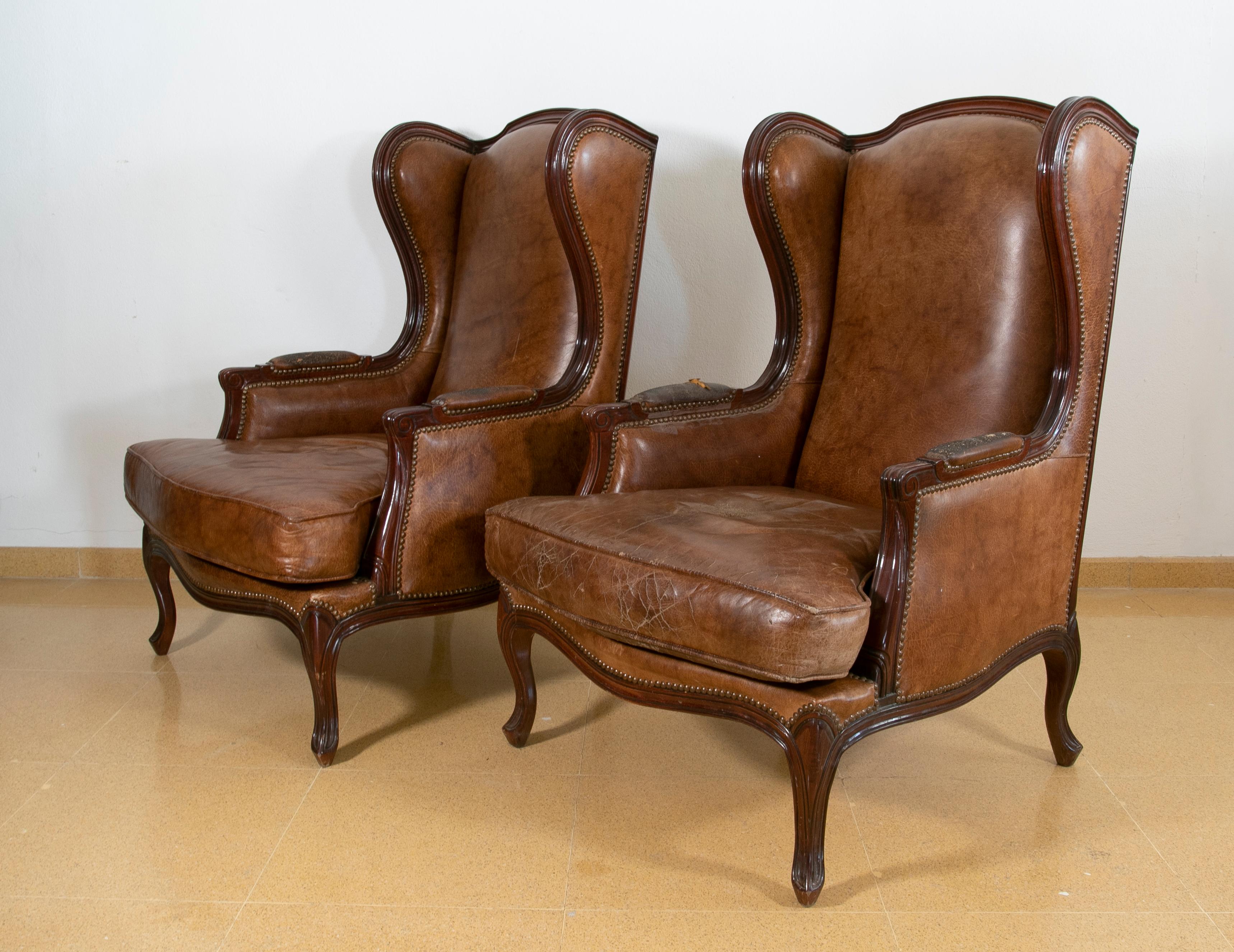 Coppia di poltrone inglesi degli anni '80 in legno rivestite in pelle.